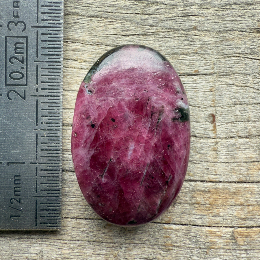 Cabochon Rubis (petits accros à l'arriere)