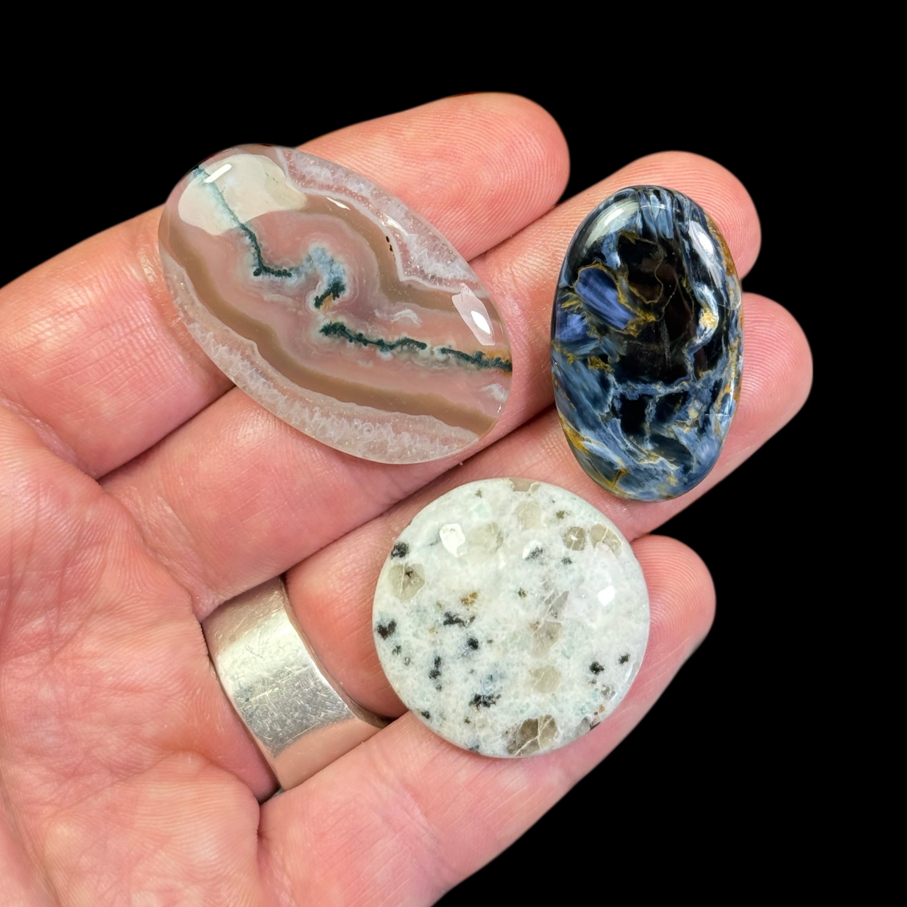 Lot de 3 cabochons - Enchère (Agate Mousse - Pietersite - Pegmatite à Tourmaline)