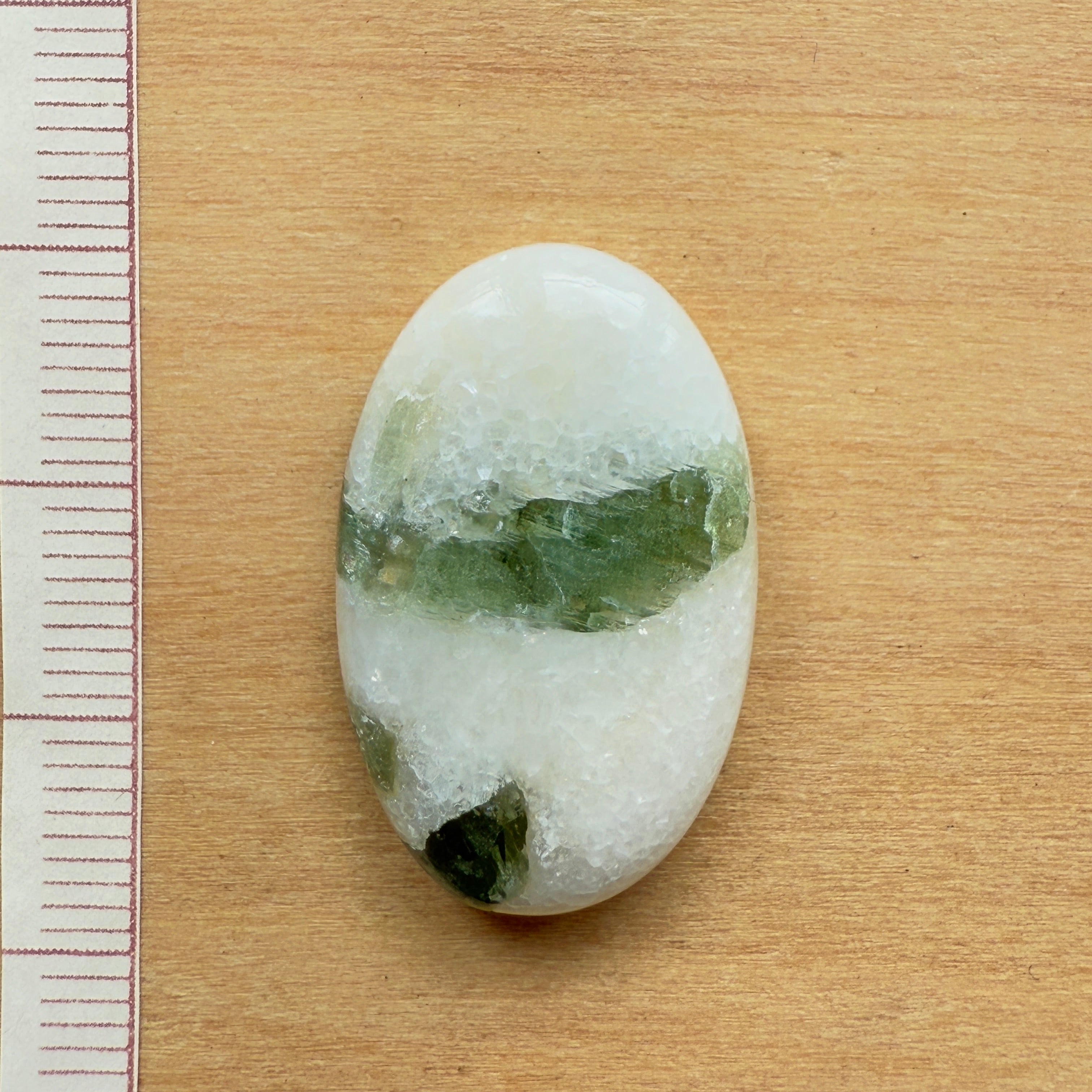 Cabochon Tourmaline Verte sur Quartz