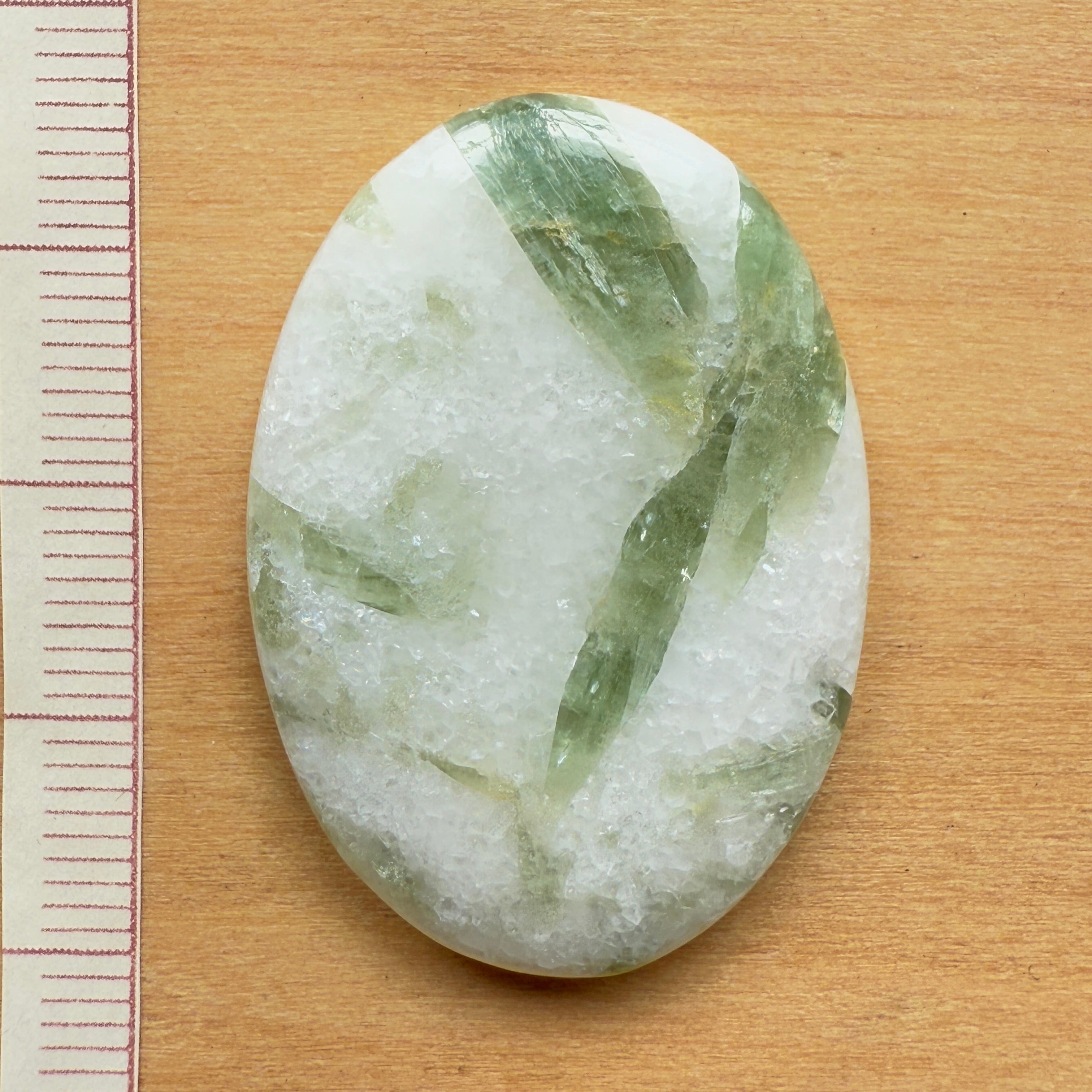 Cabochon Tourmaline Verte sur Quartz