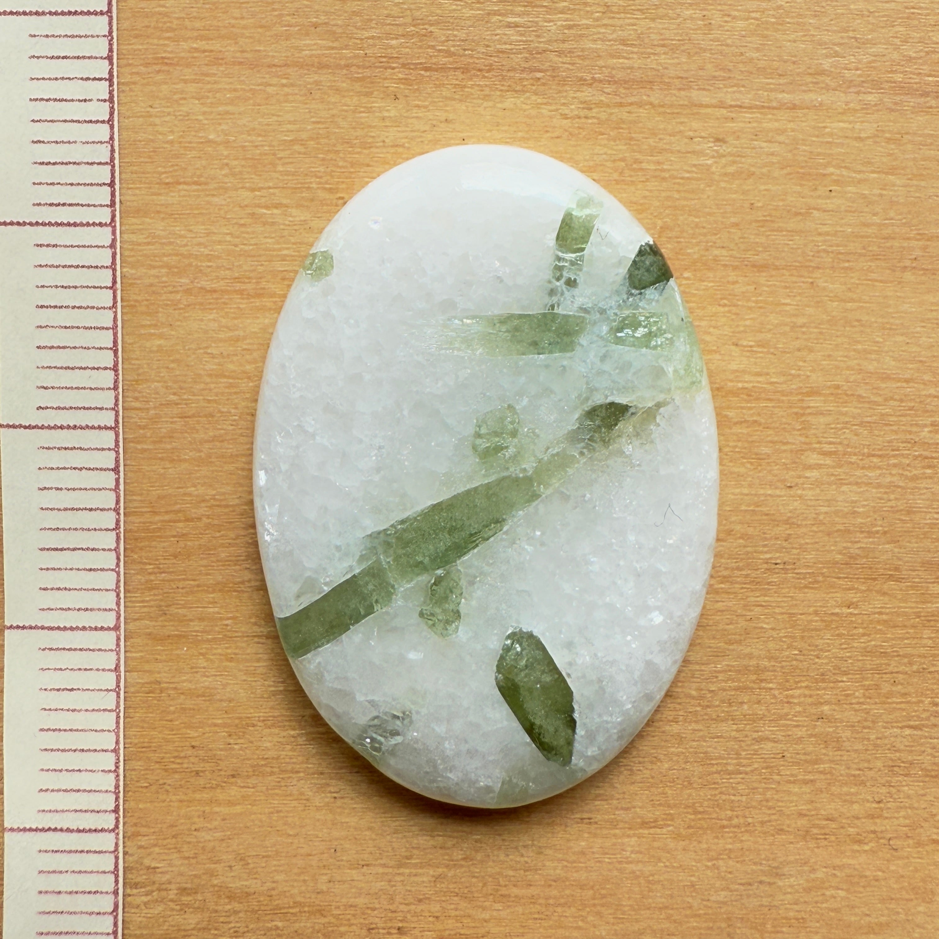 Cabochon Tourmaline Verte sur Quartz