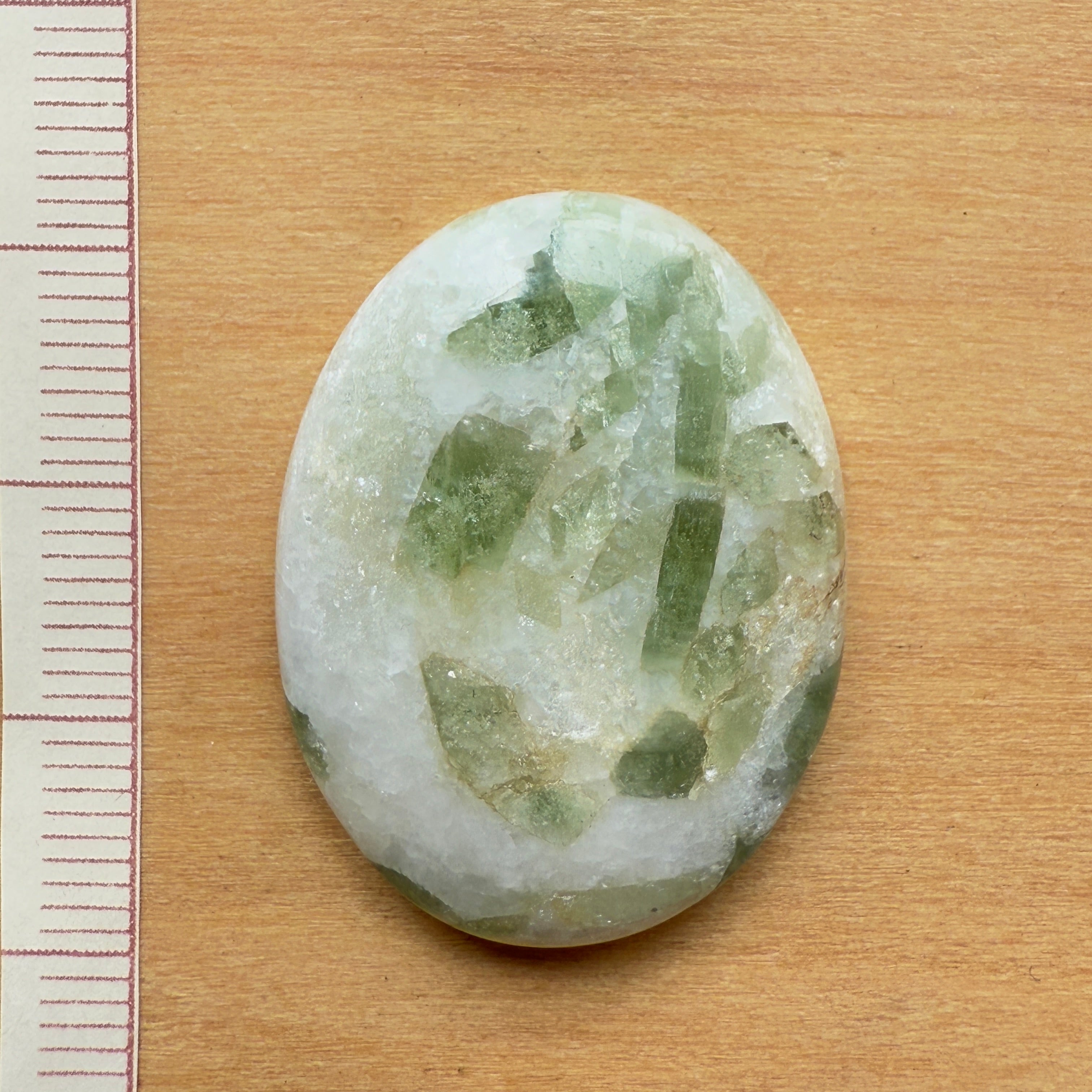 Cabochon Tourmaline Verte sur Quartz