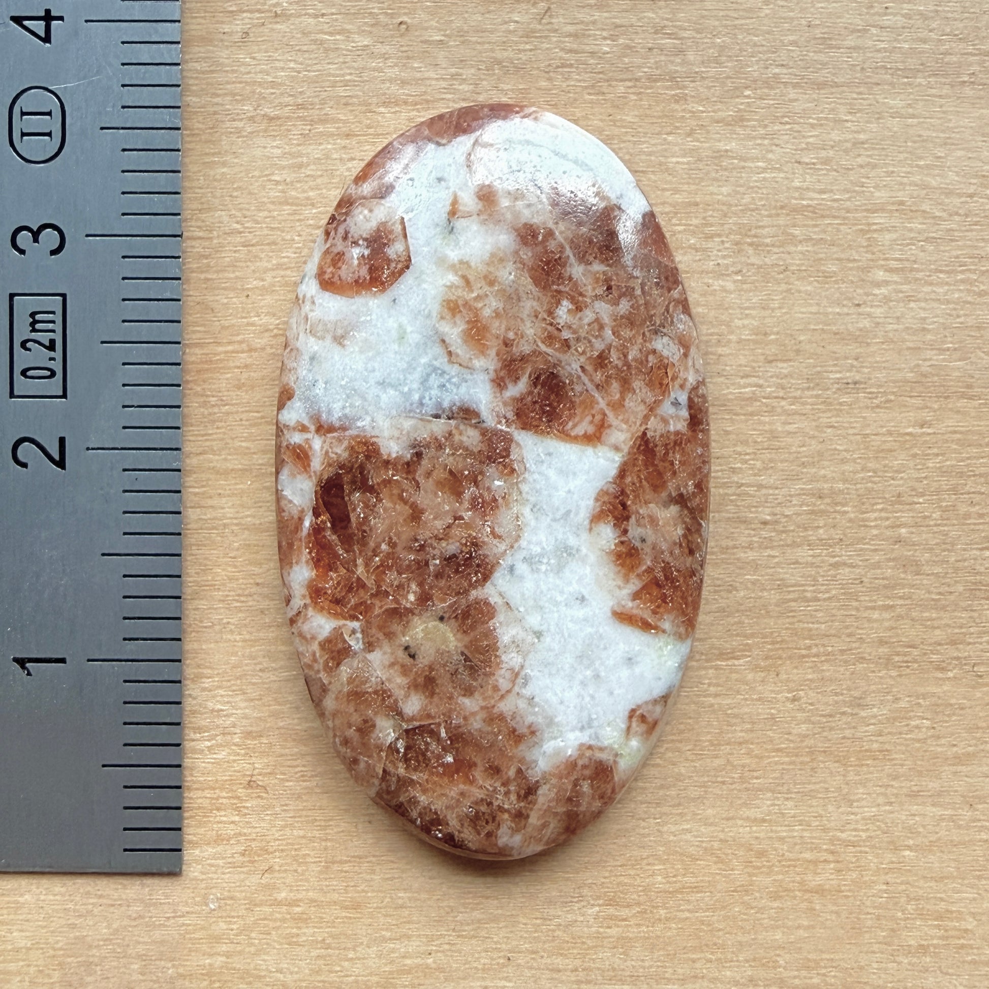 Cabochon Grenat dans Wollastonite