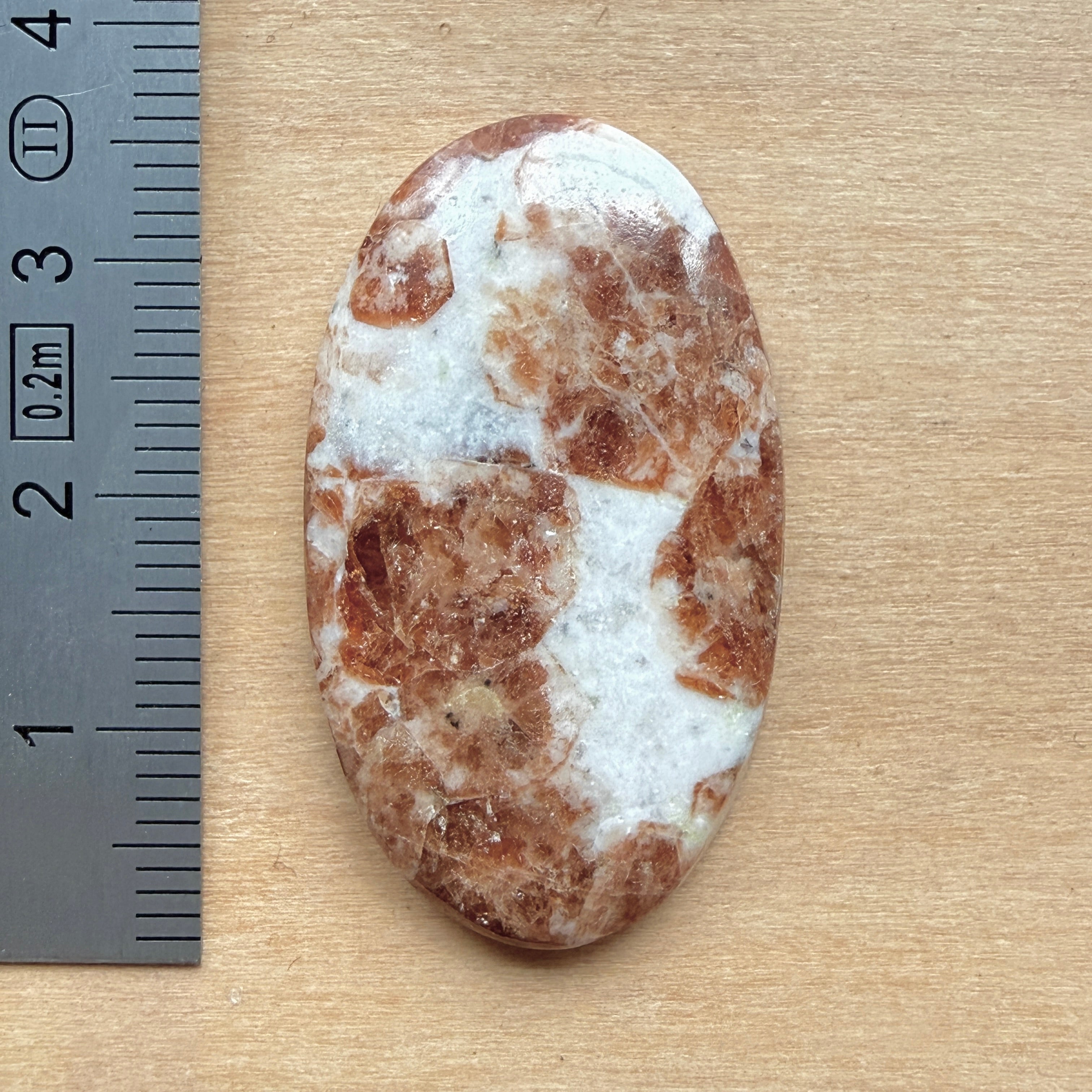 Cabochon Grenat dans Wollastonite