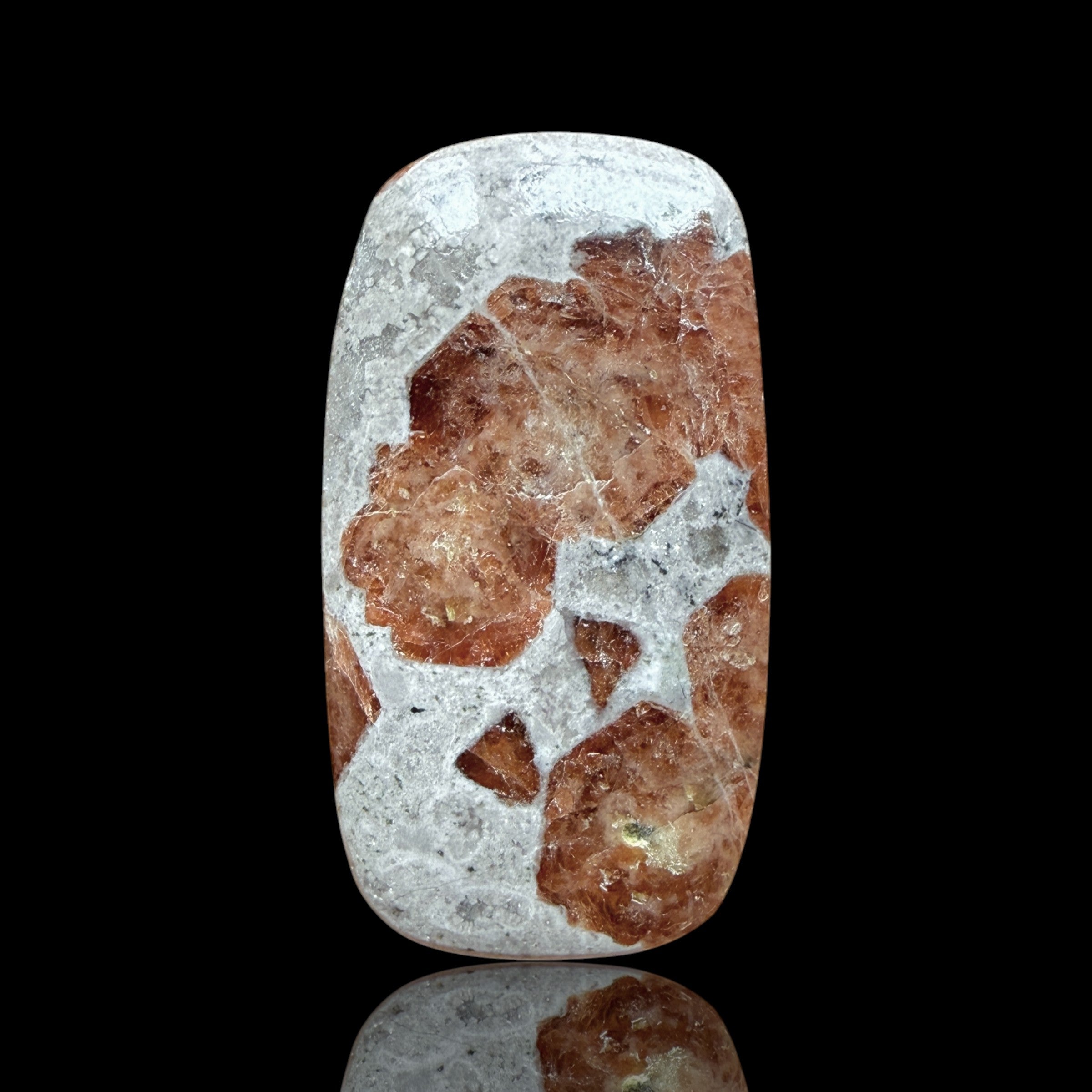Cabochon Grenat dans Wollastonite