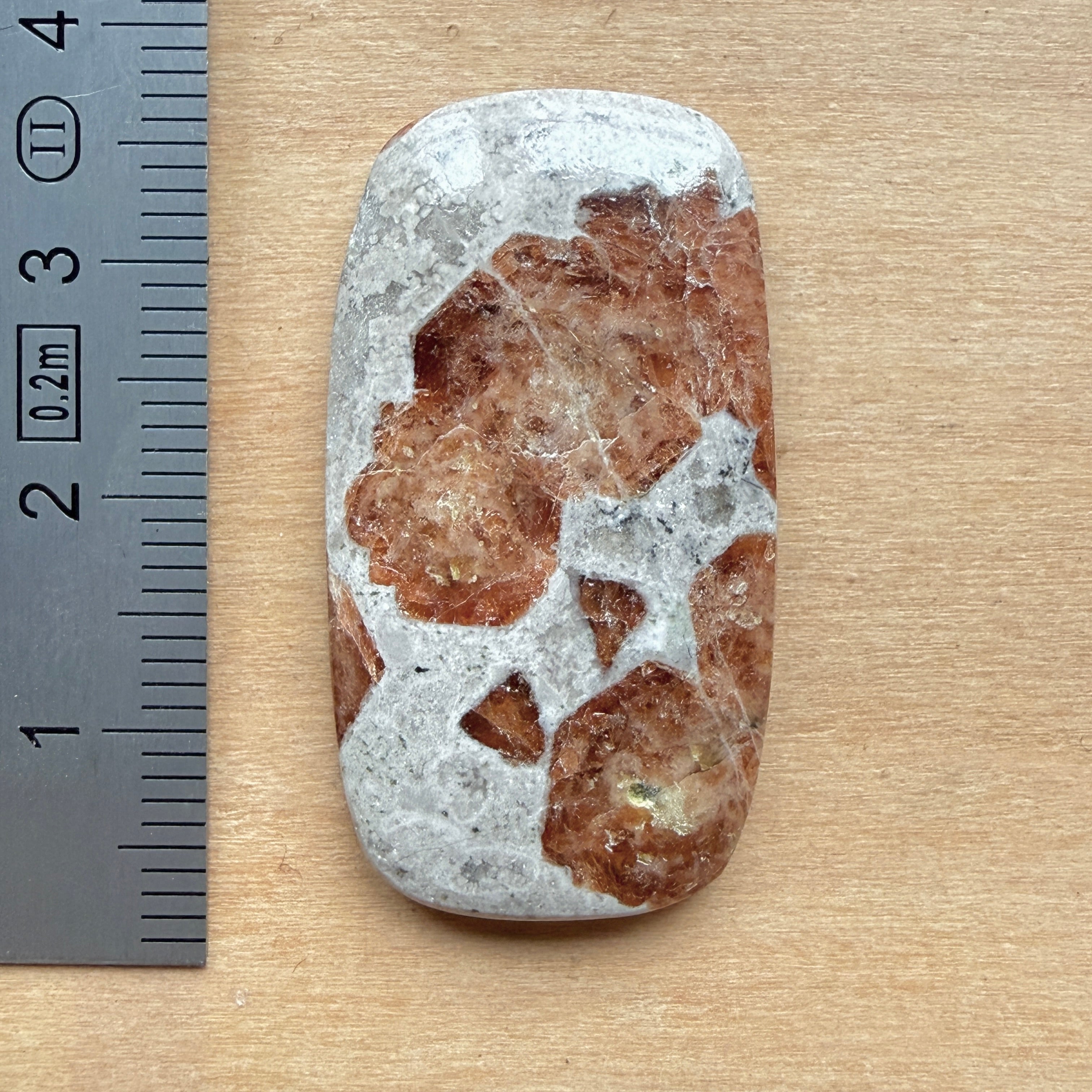Cabochon Grenat dans Wollastonite