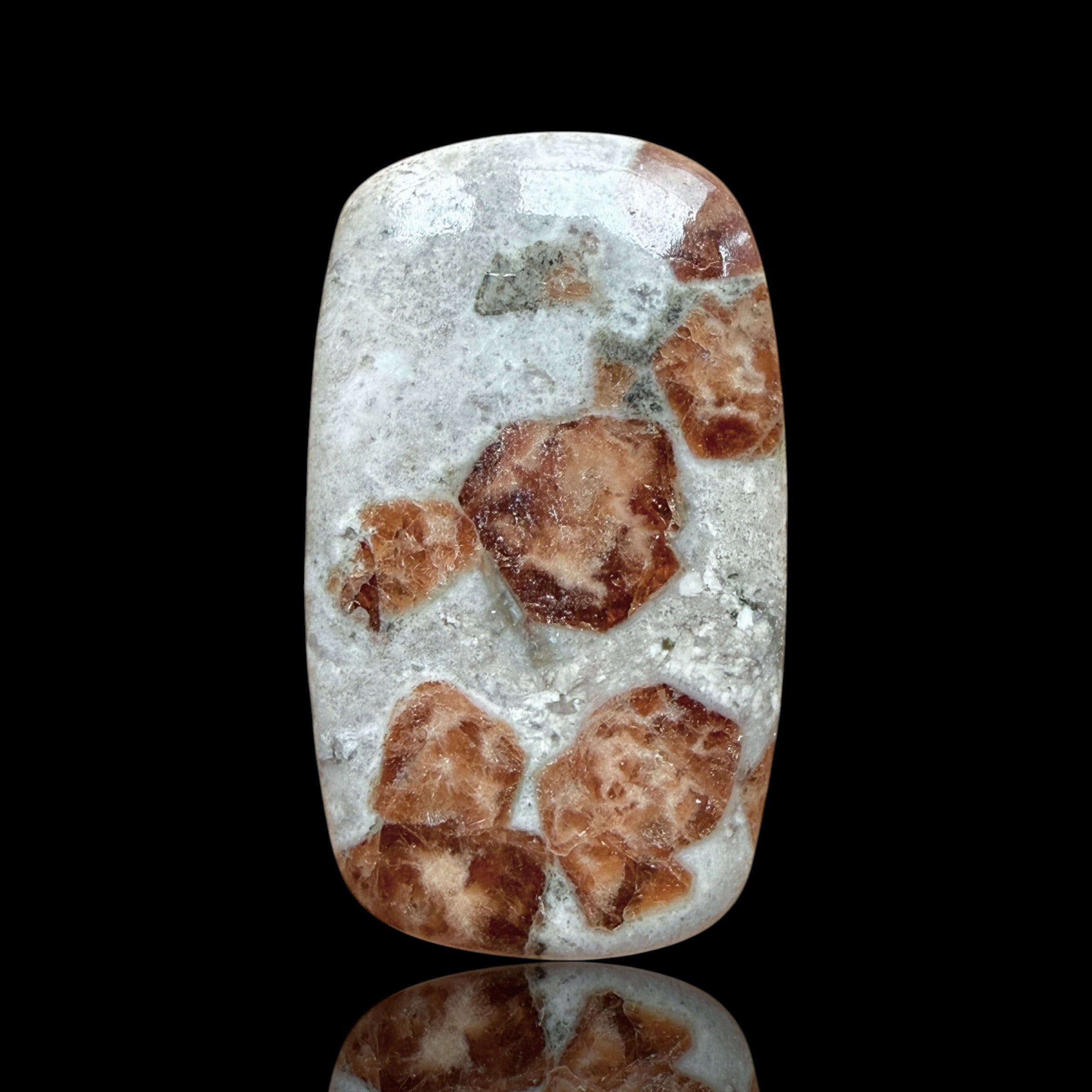 Cabochon Grenat dans Wollastonite