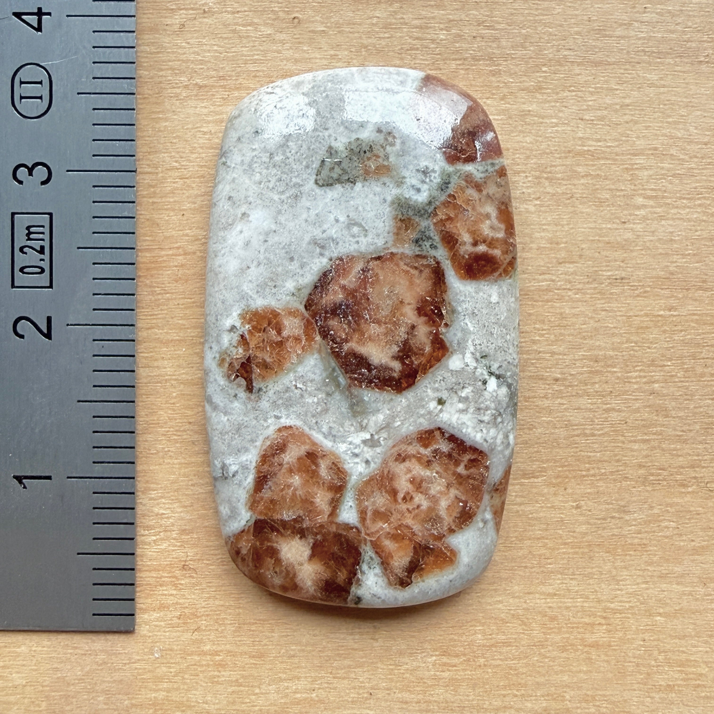 Cabochon Grenat dans Wollastonite