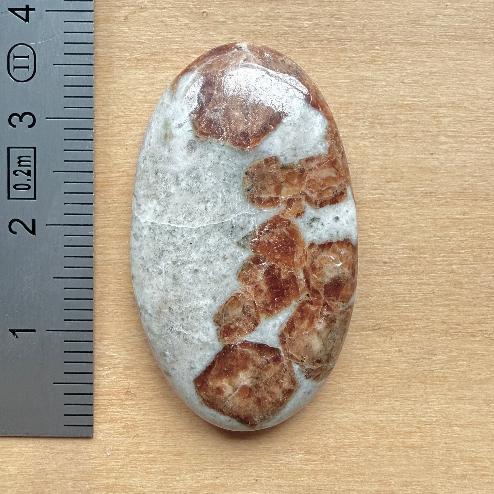 Cabochon Grenat dans Wollastonite
