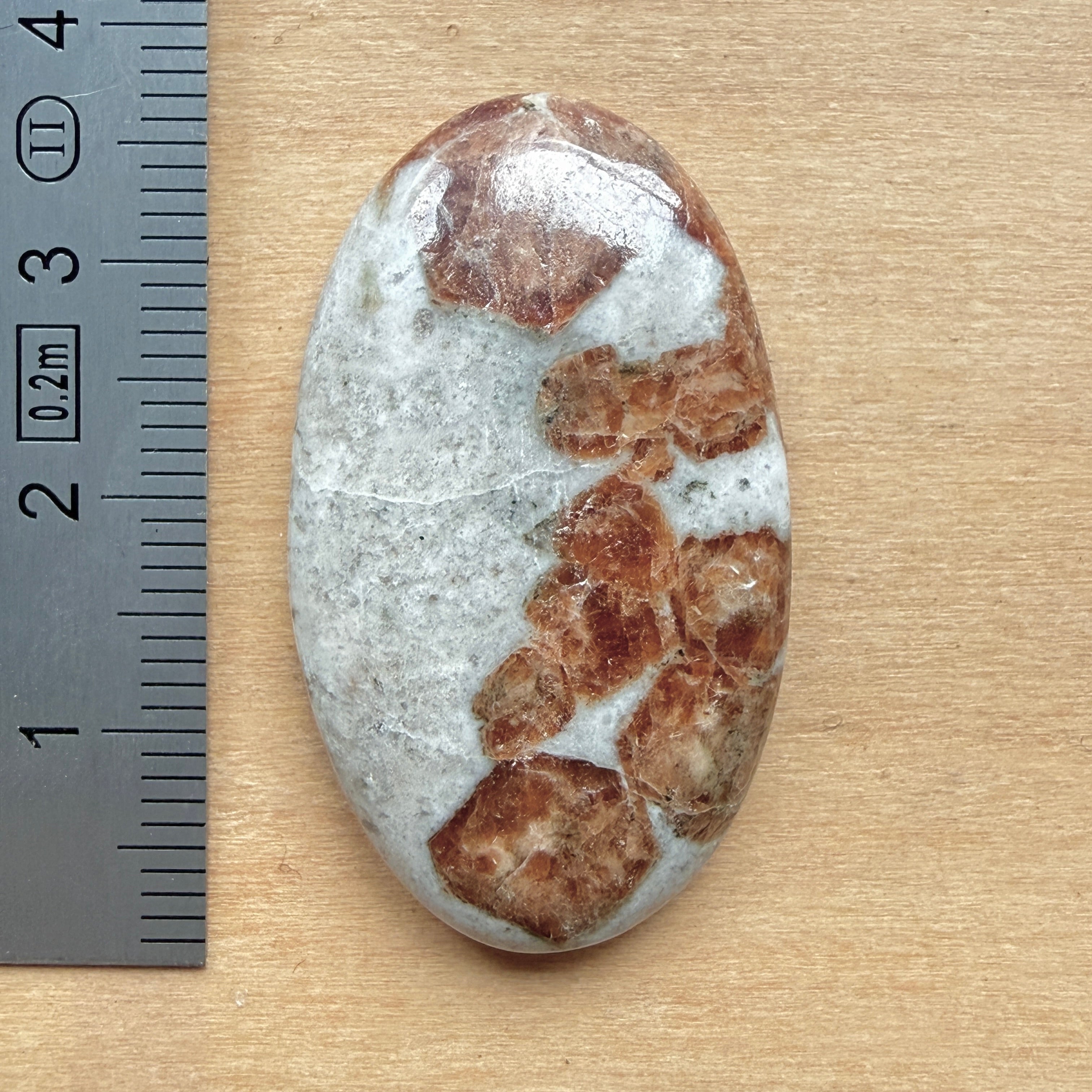 Cabochon Grenat dans Wollastonite
