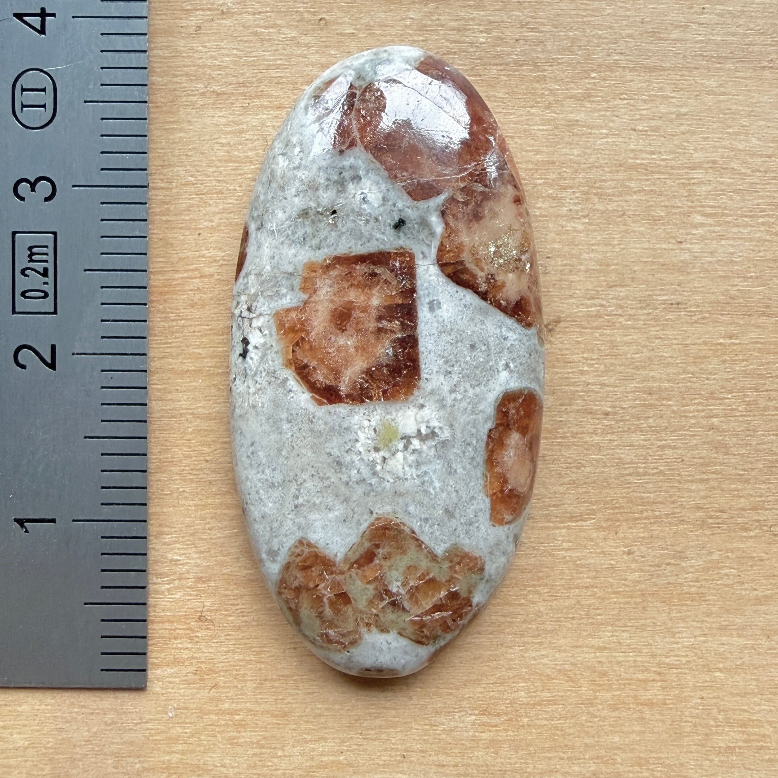Cabochon Grenat dans Wollastonite