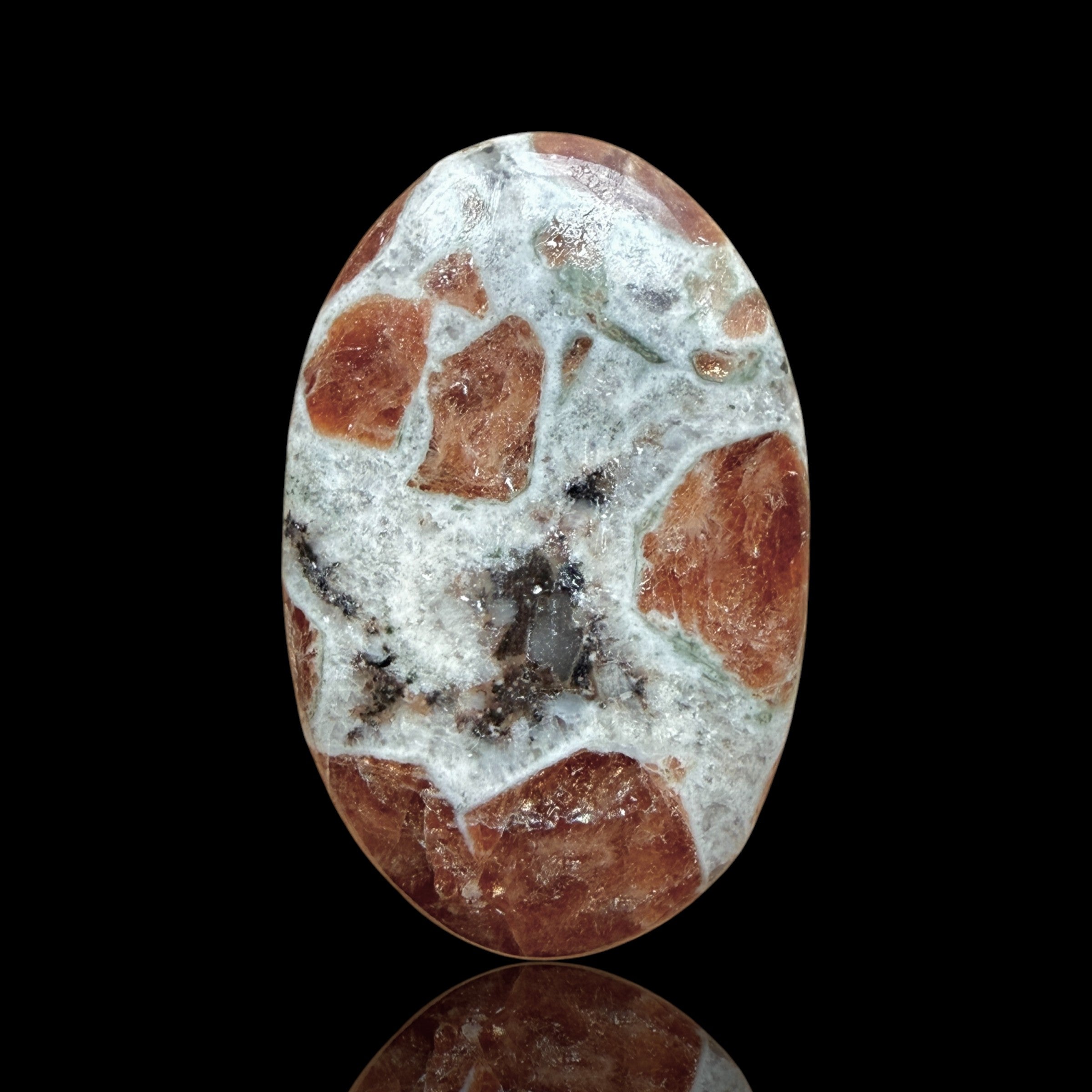 Cabochon Grenat dans Wollastonite