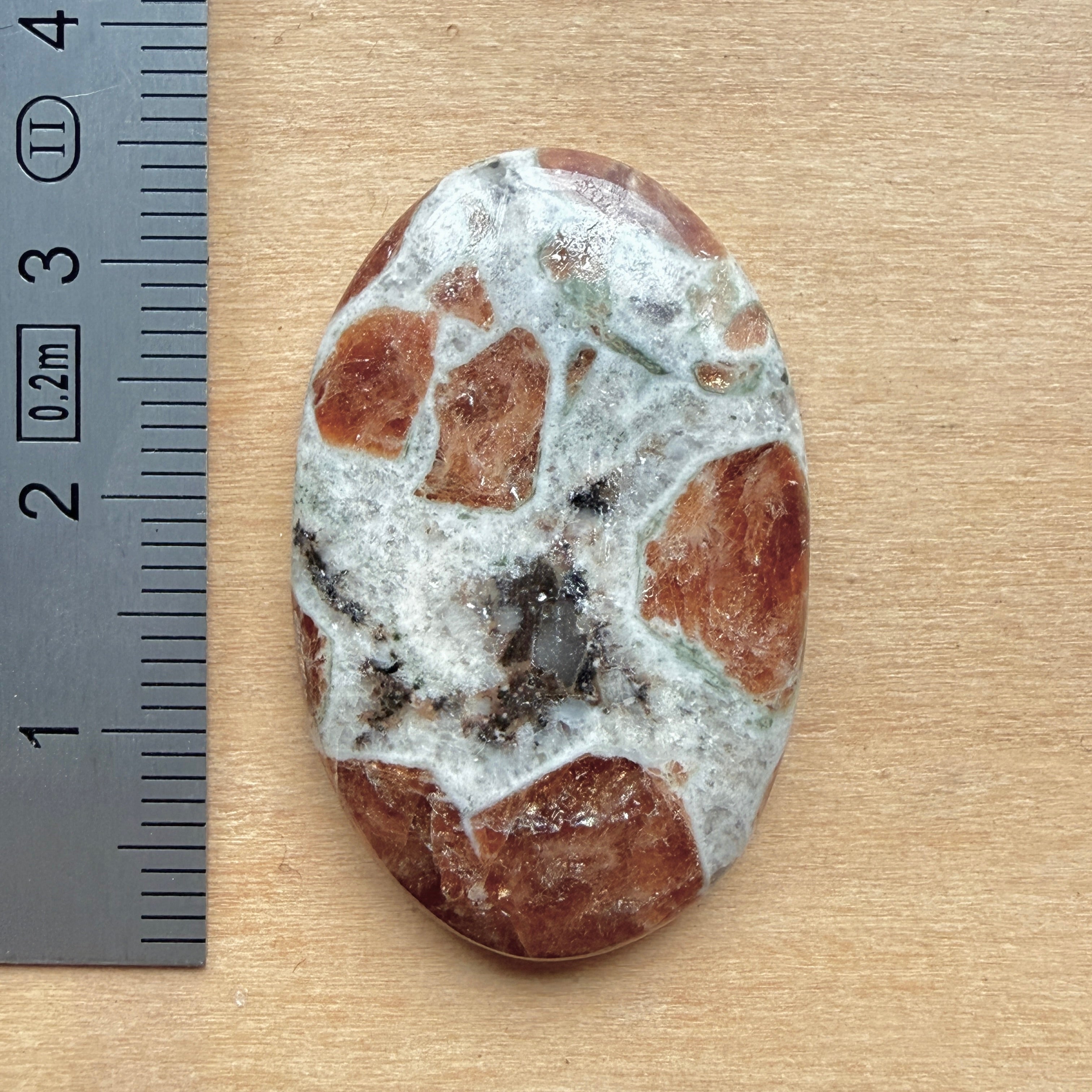 Cabochon Grenat dans Wollastonite