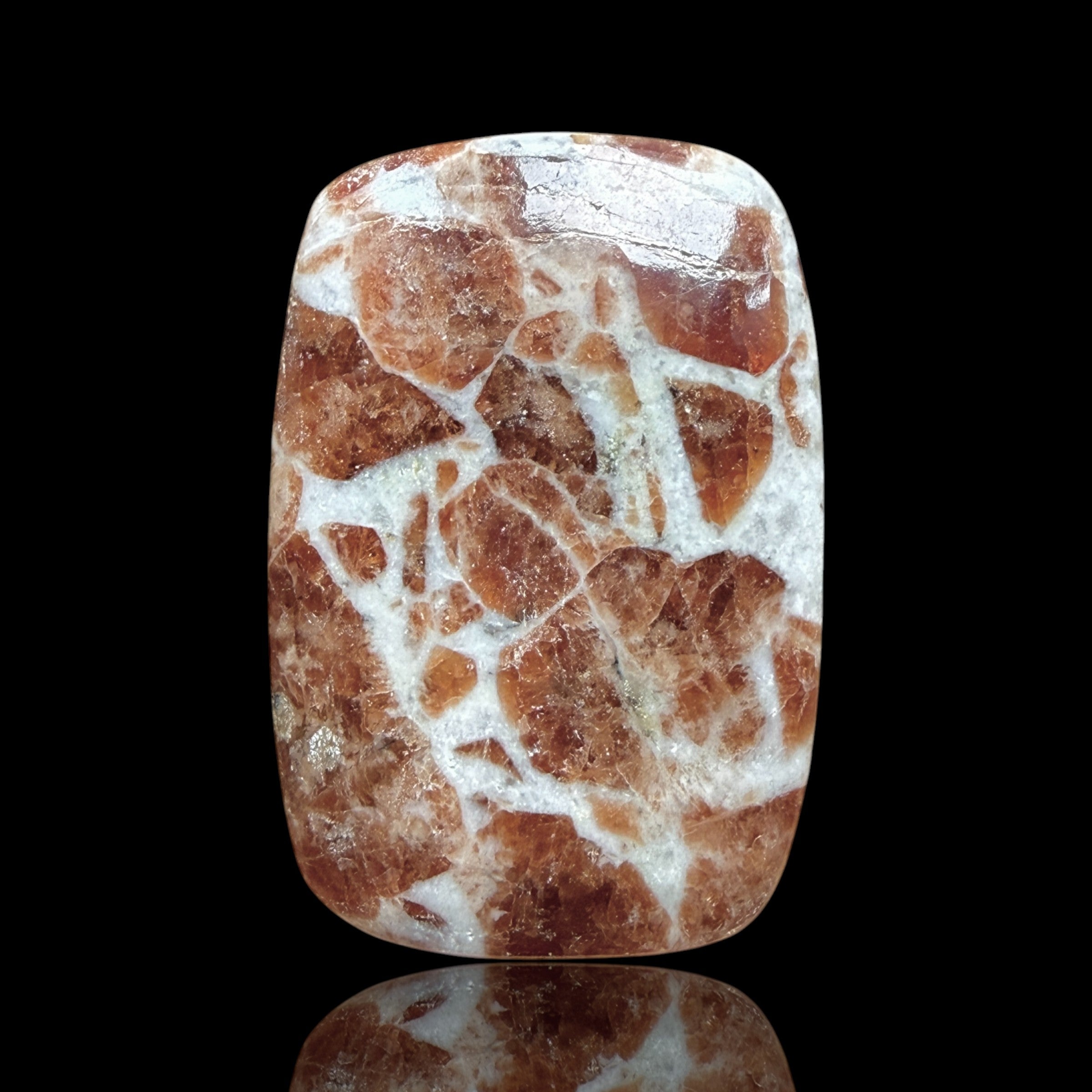 Cabochon Grenat dans Wollastonite