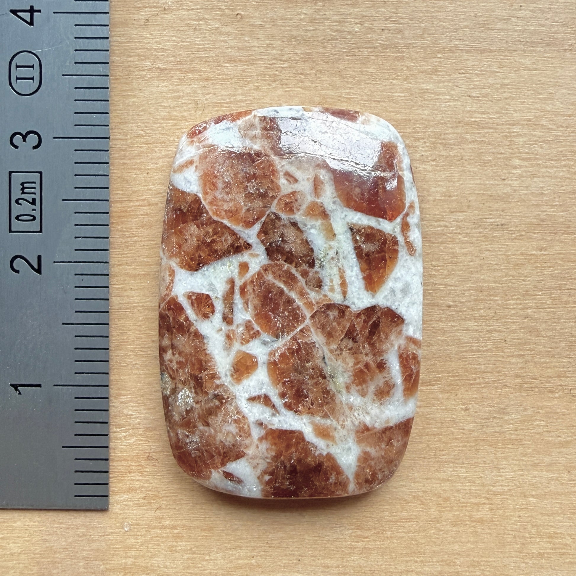 Cabochon Grenat dans Wollastonite
