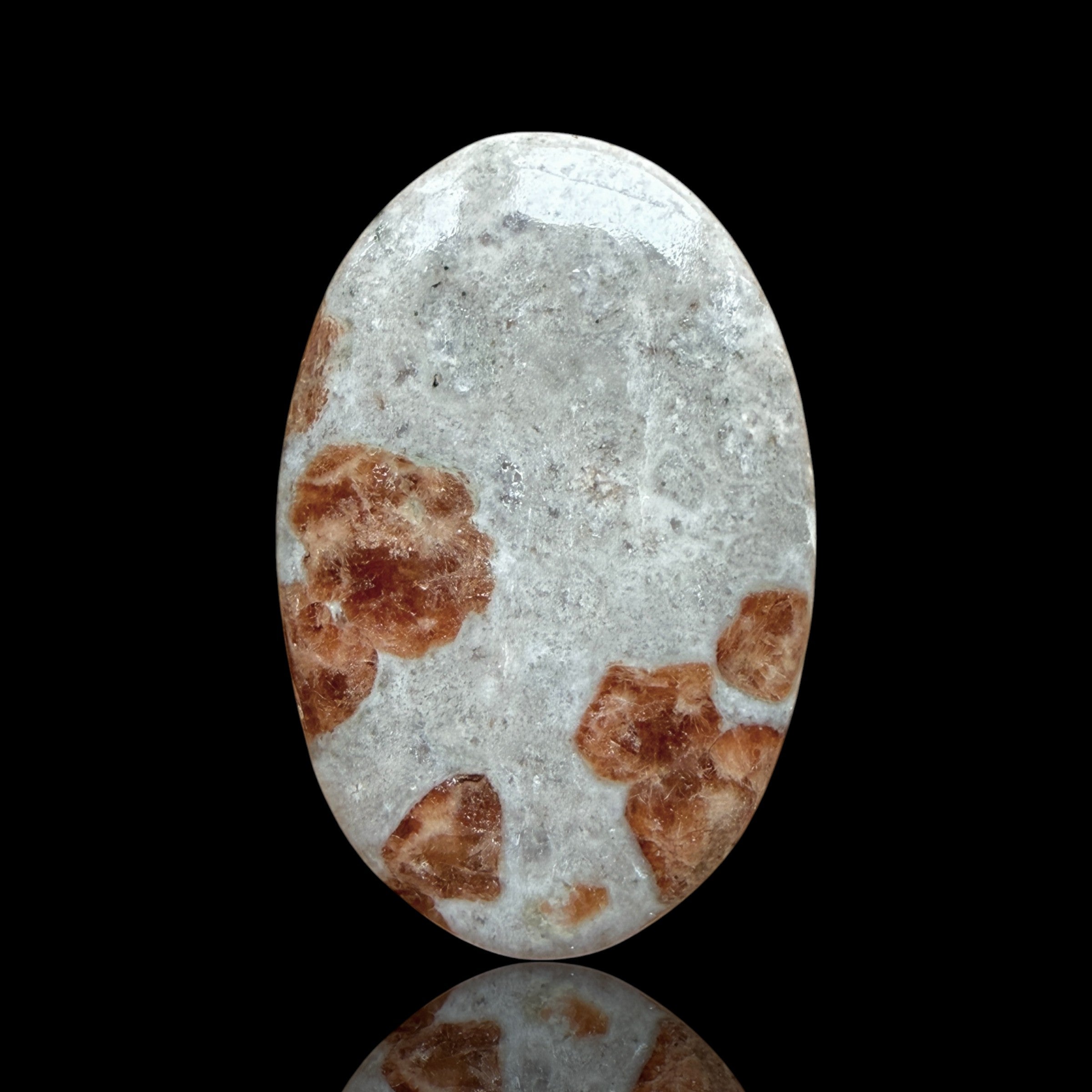 Cabochon Grenat dans Wollastonite