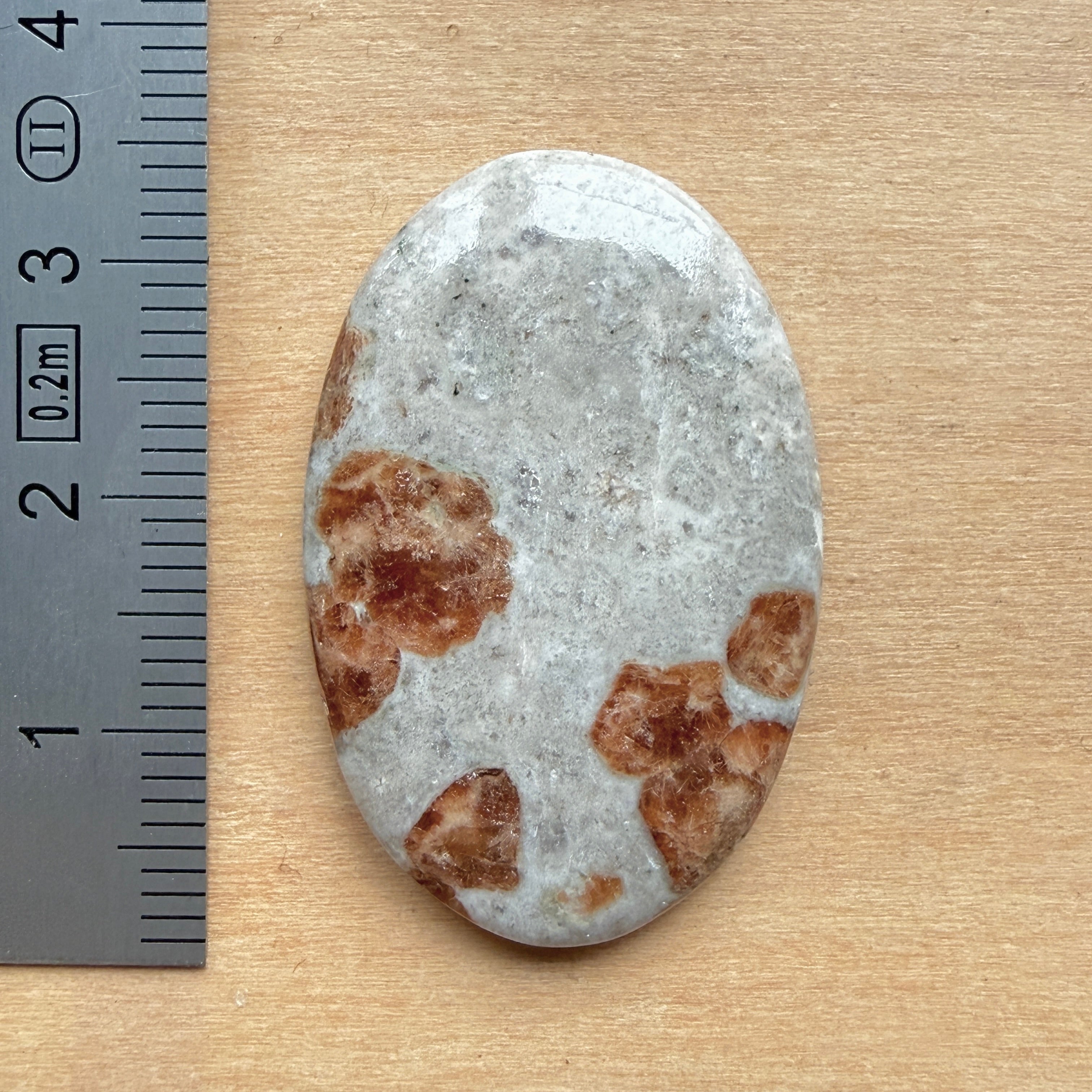 Cabochon Grenat dans Wollastonite