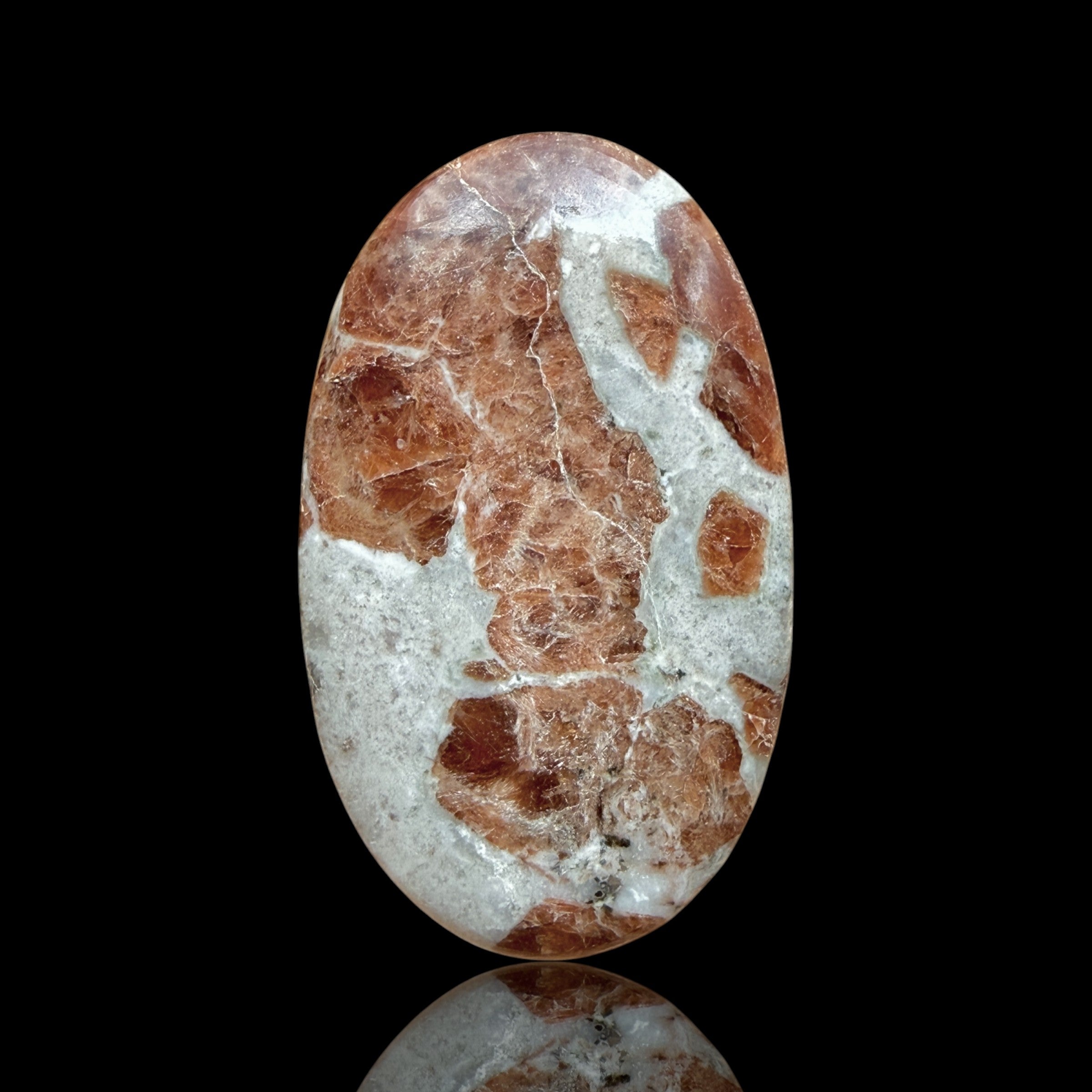 Cabochon Grenat dans Wollastonite