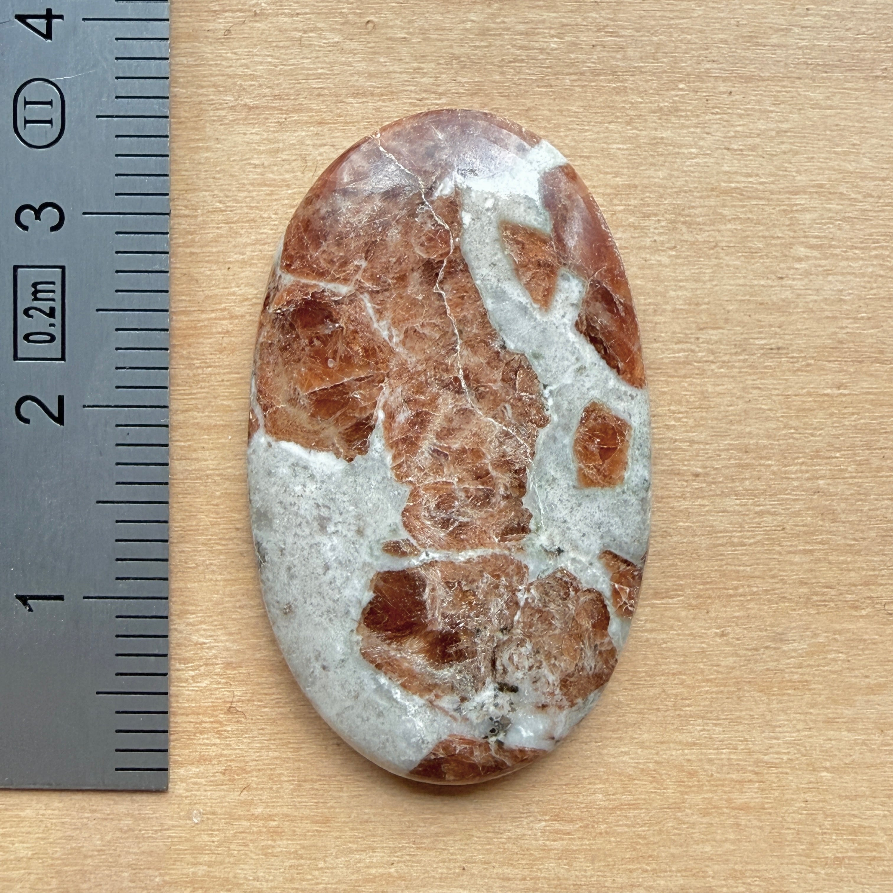 Cabochon Grenat dans Wollastonite