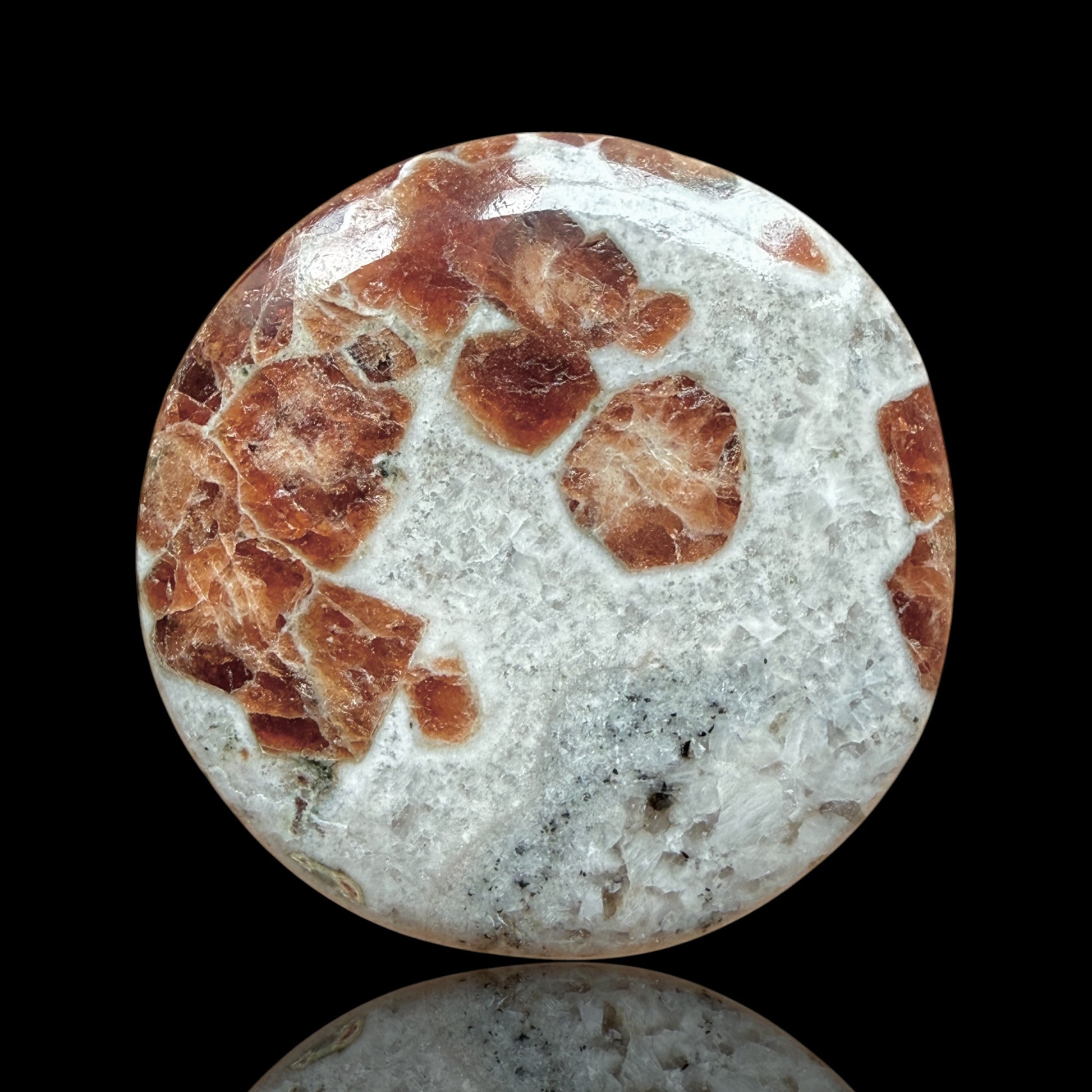 Cabochon Grenat dans Wollastonite