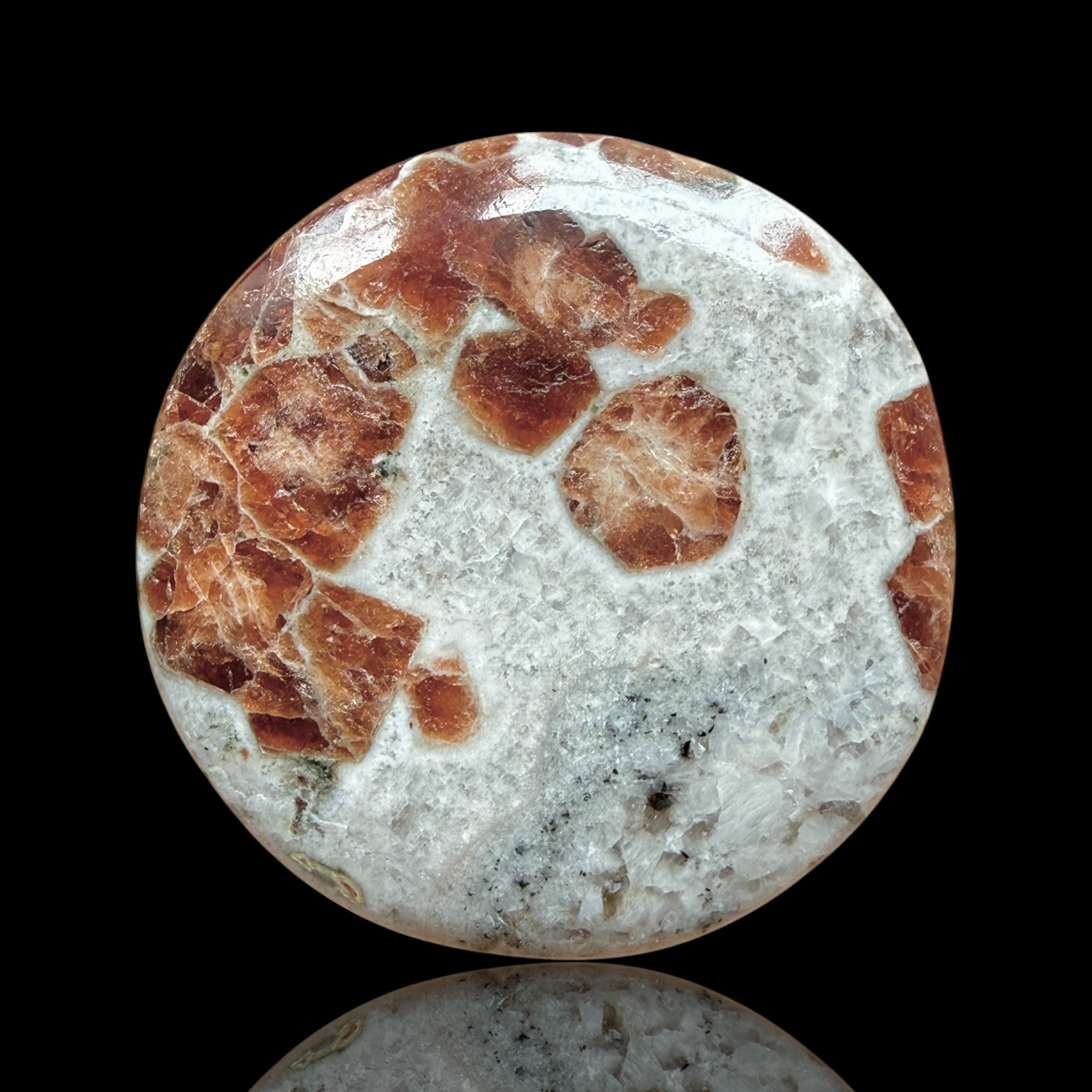 Cabochon Grenat dans Wollastonite