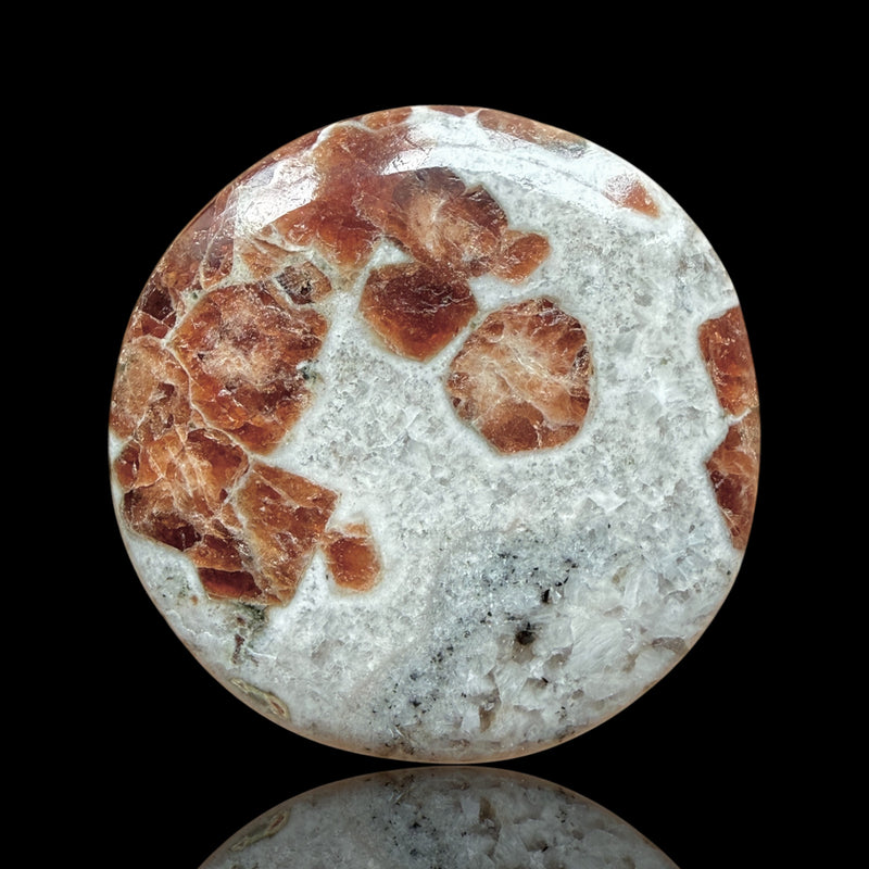 Cabochon Grenat dans Wollastonite