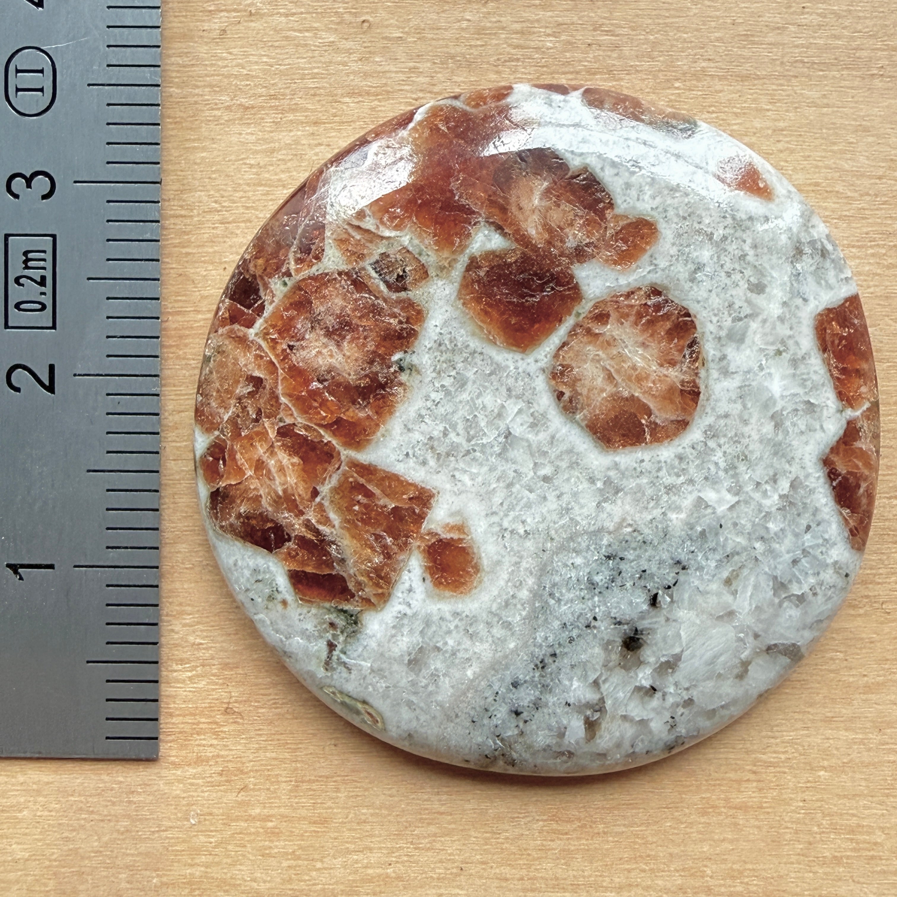 Cabochon Grenat dans Wollastonite