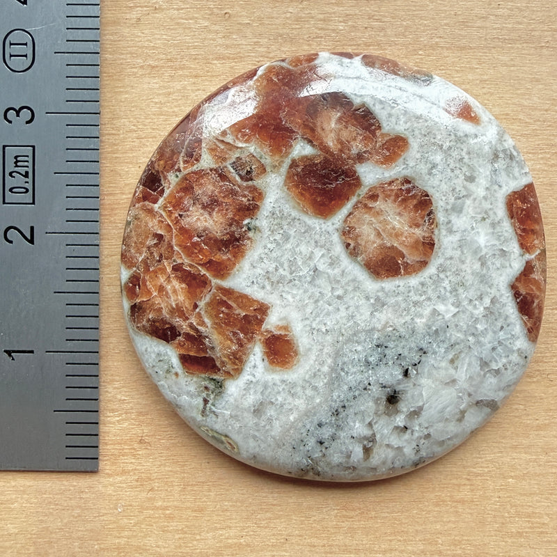 Cabochon Grenat dans Wollastonite