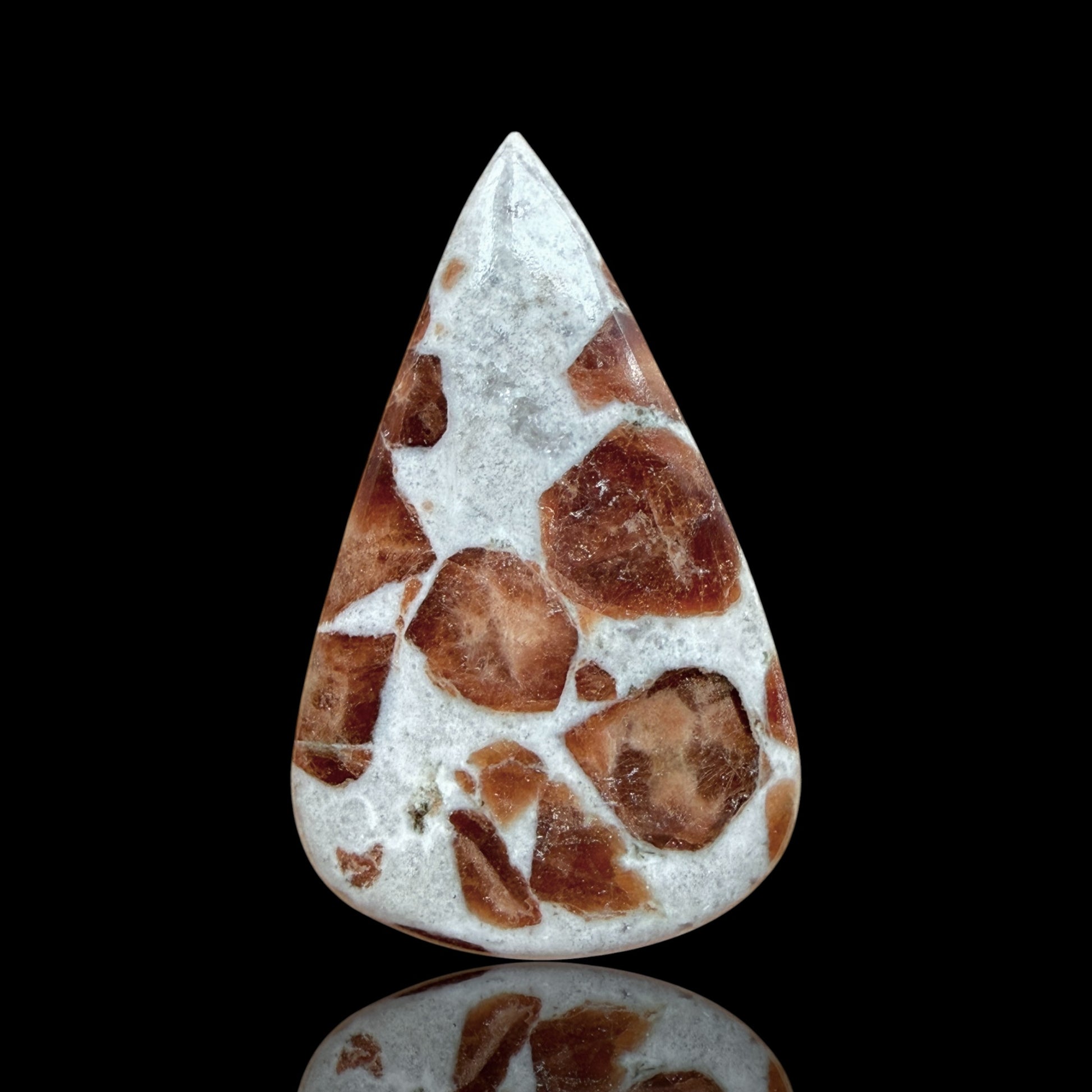 Cabochon Grenat dans Wollastonite