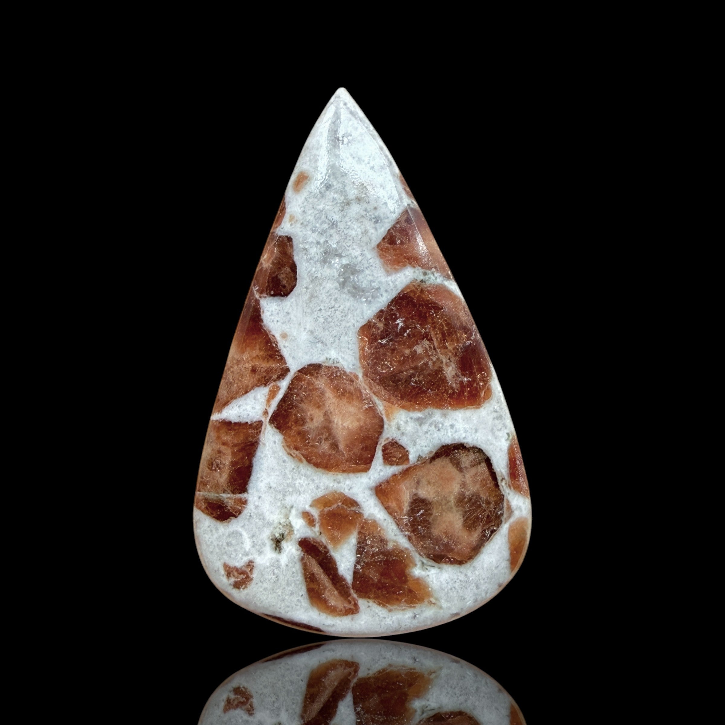 Cabochon Grenat dans Wollastonite