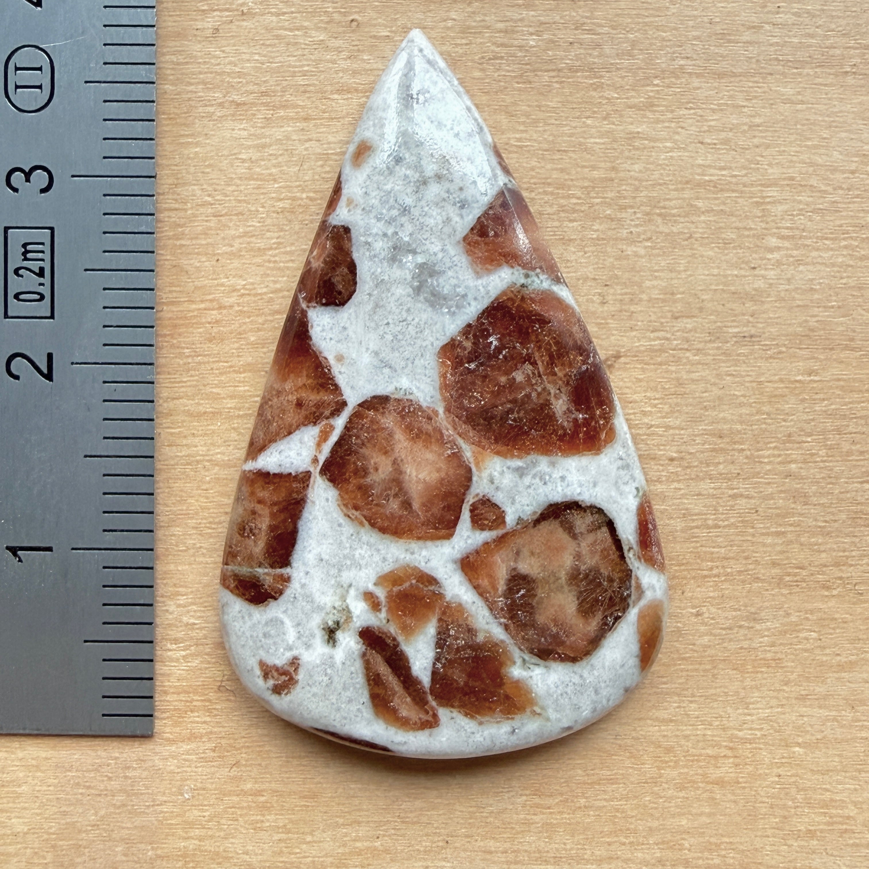 Cabochon Grenat dans Wollastonite