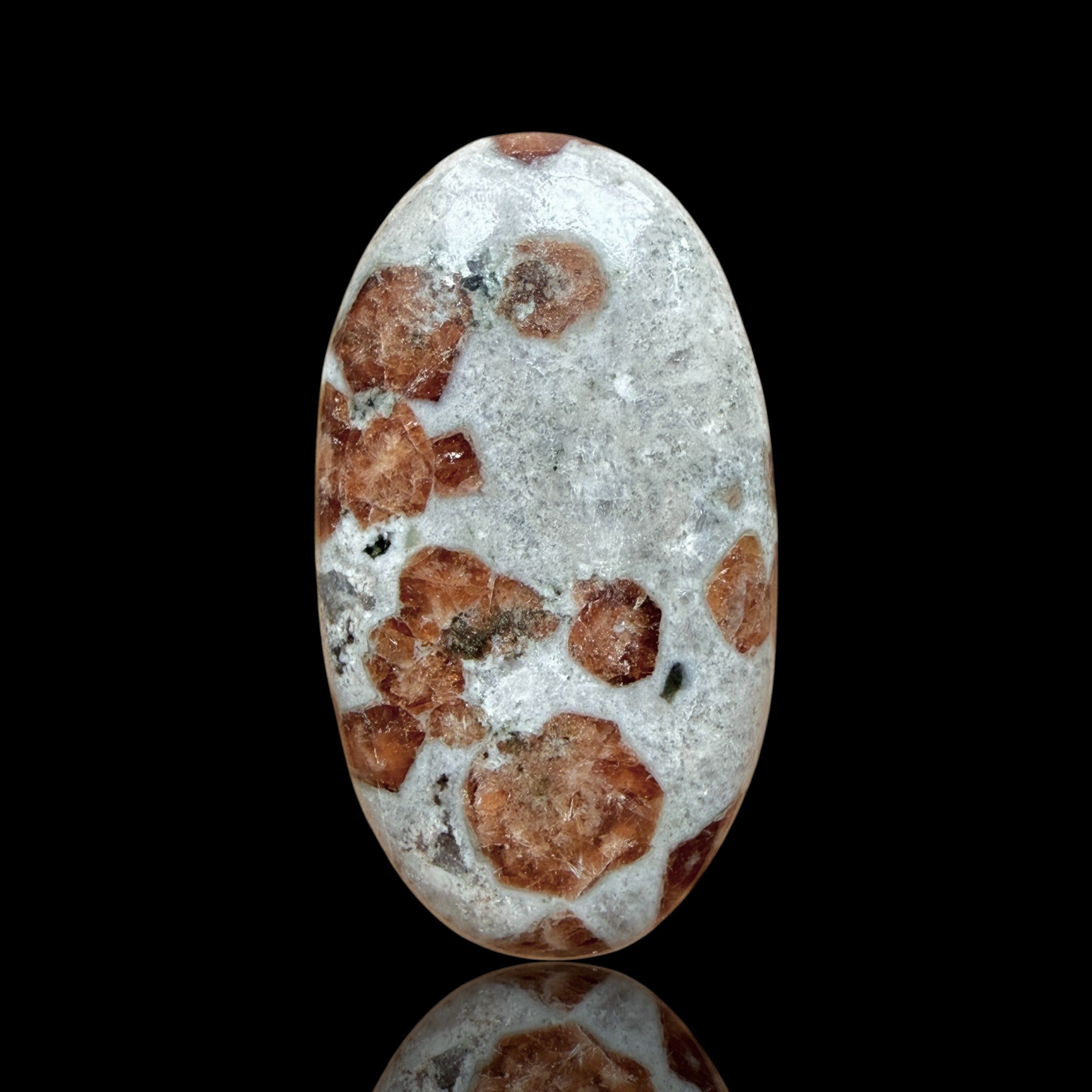 Cabochon Grenat dans Wollastonite