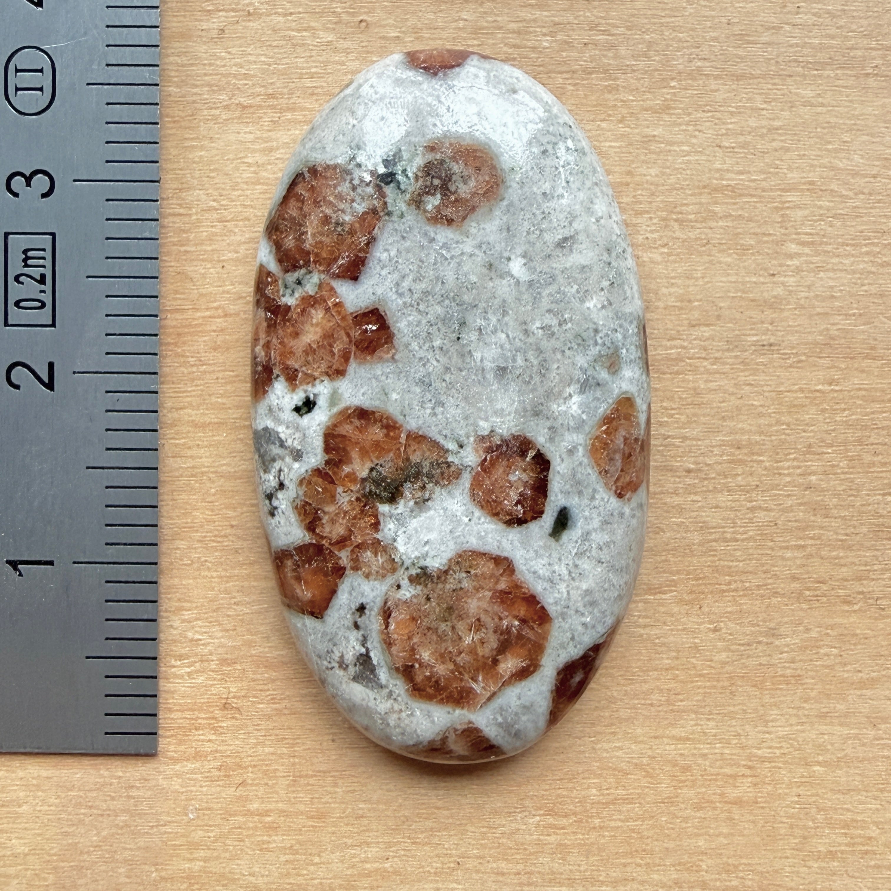 Cabochon Grenat dans Wollastonite