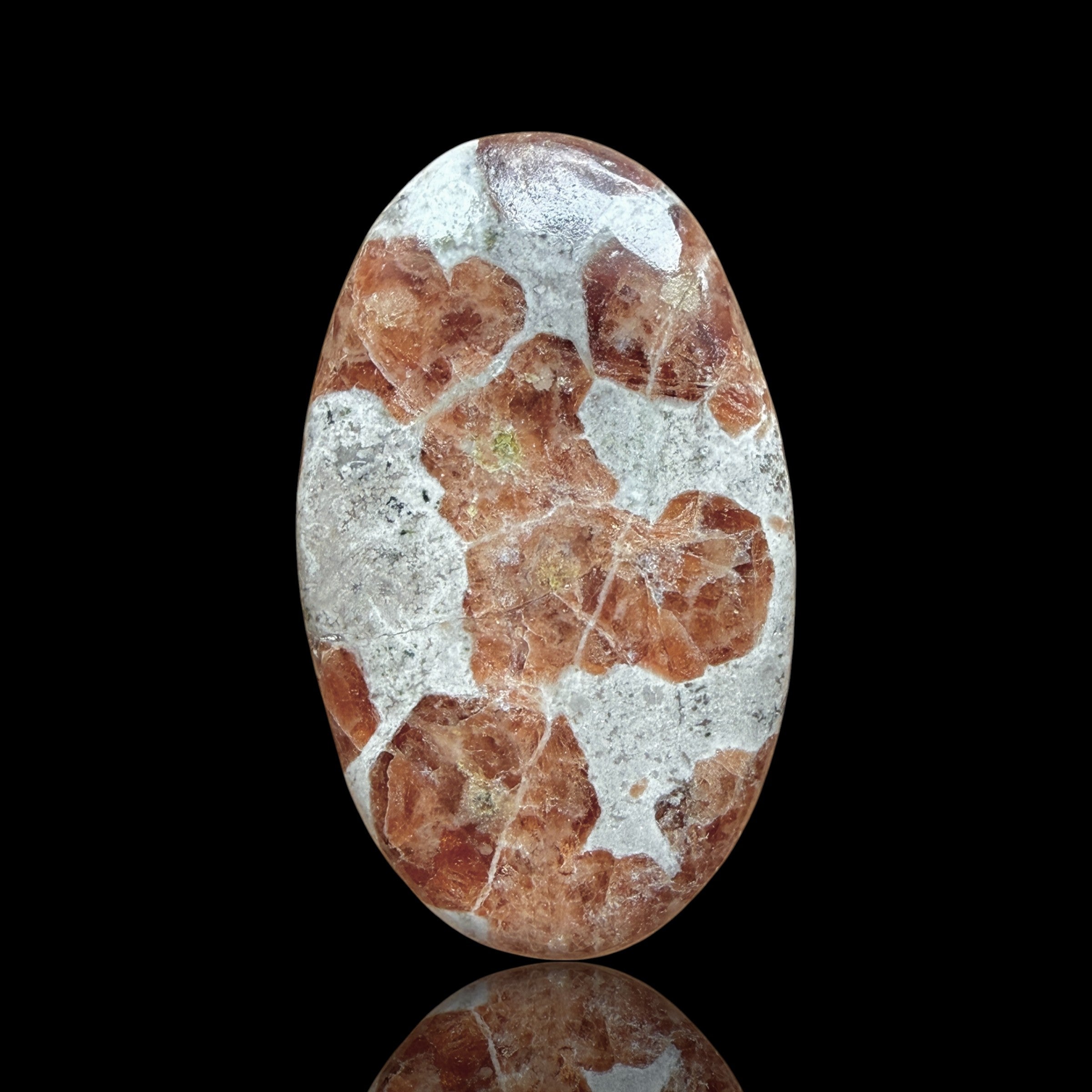 Cabochon Grenat dans Wollastonite