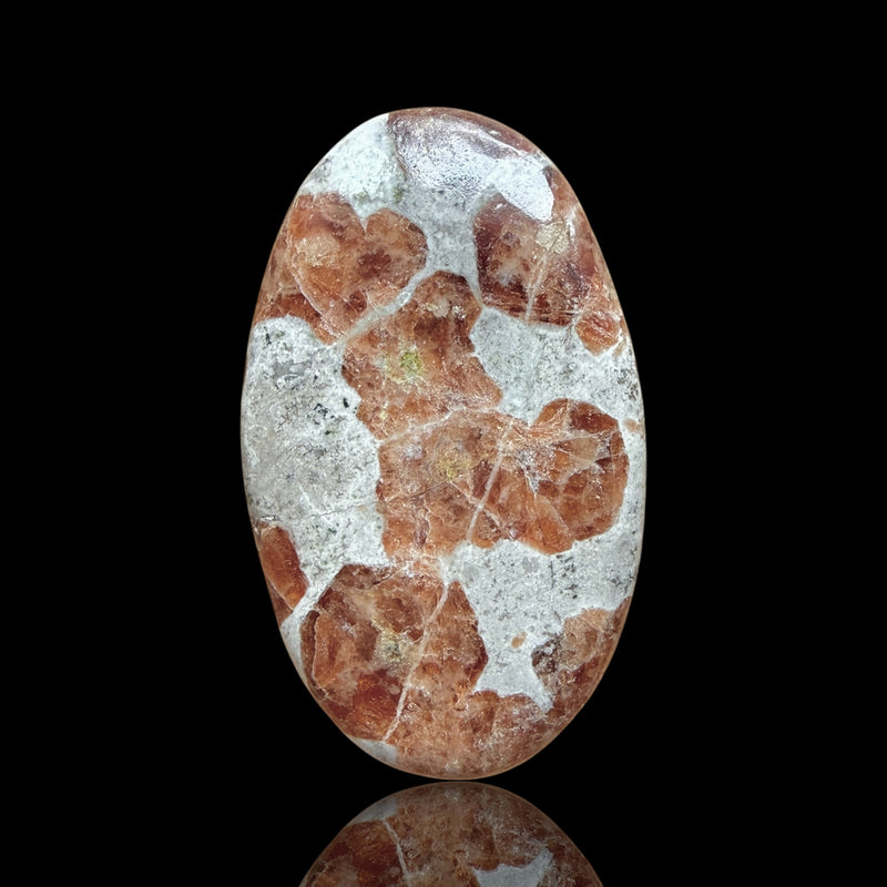Cabochon Grenat dans Wollastonite