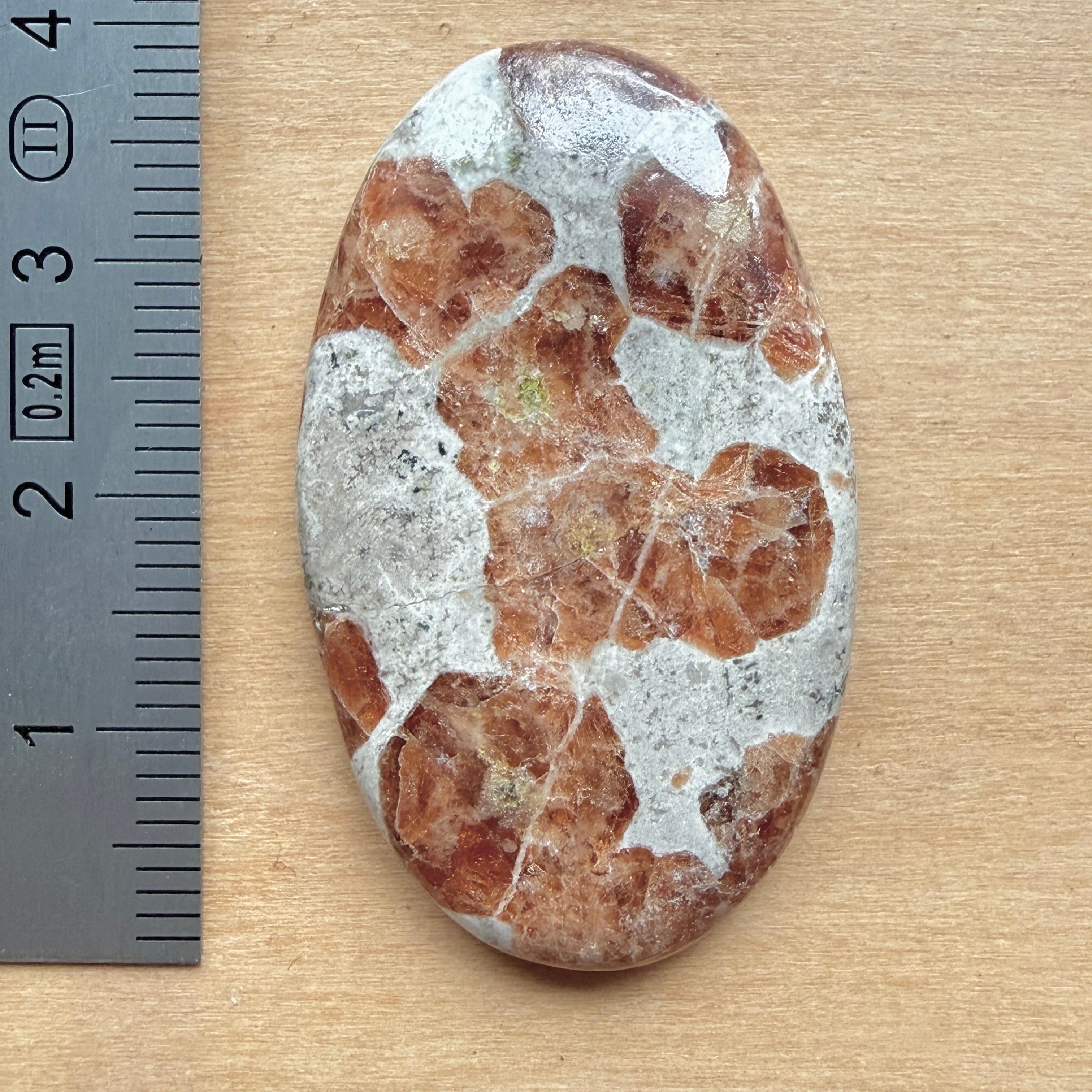 Cabochon Grenat dans Wollastonite