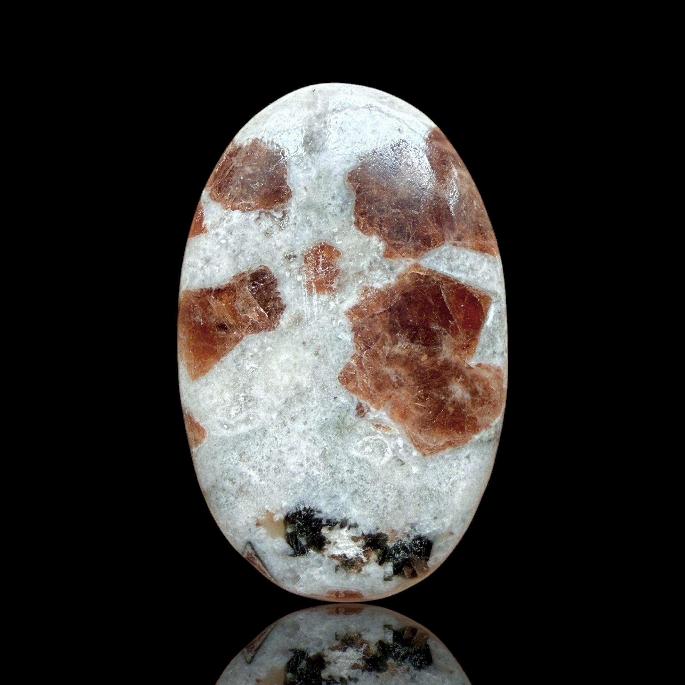 Cabochon Grenat dans Wollastonite