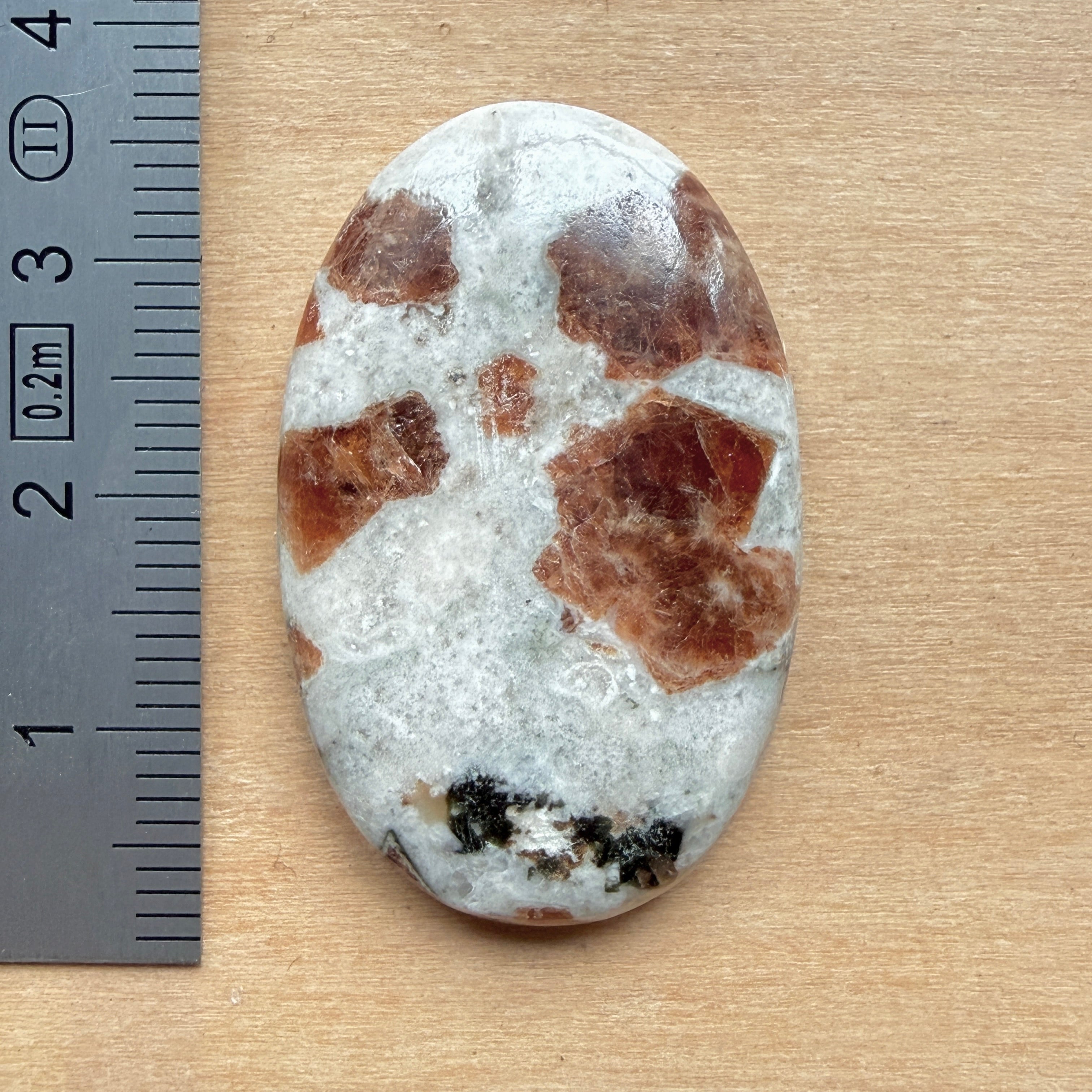 Cabochon Grenat dans Wollastonite