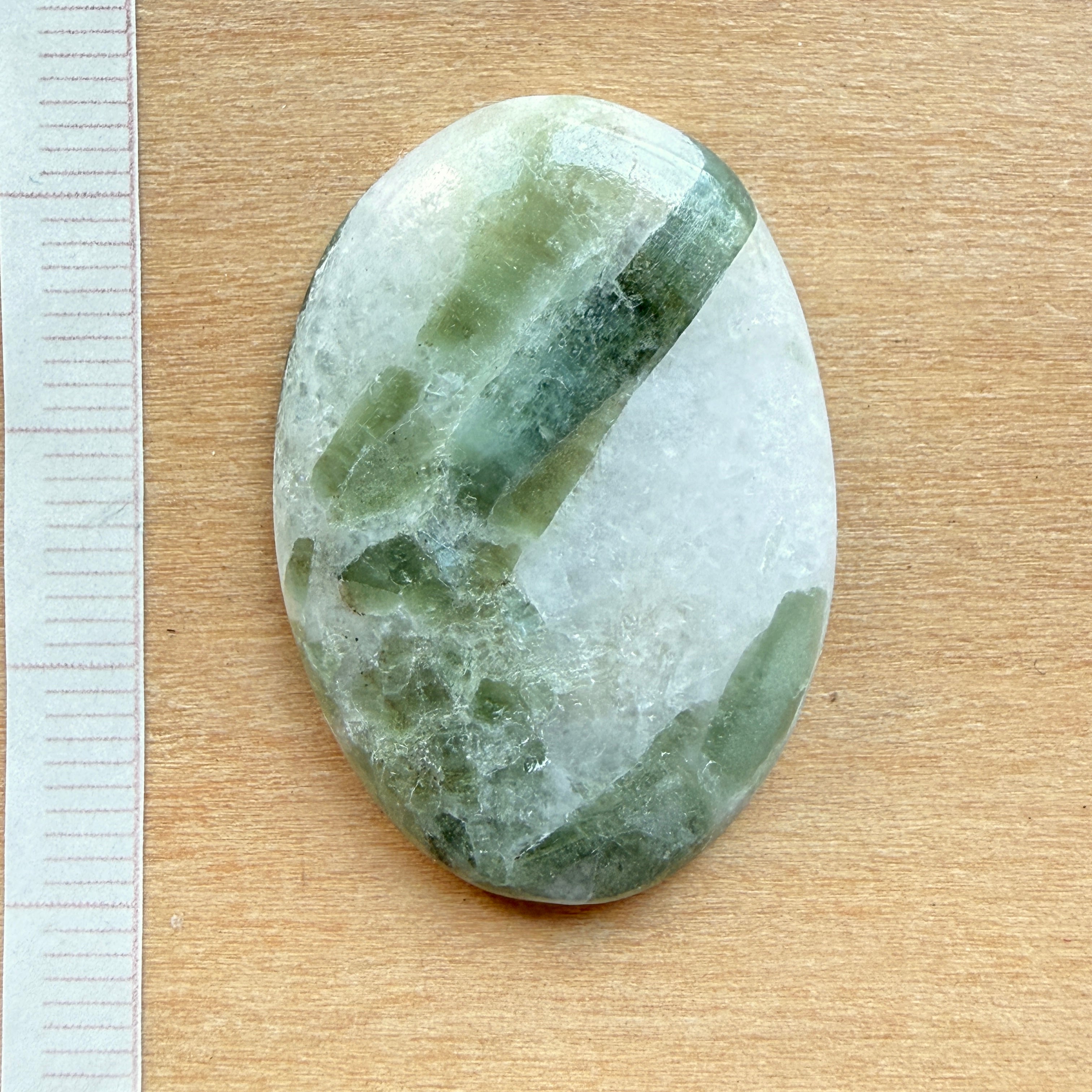 Cabochon Tourmaline Verte sur Quartz