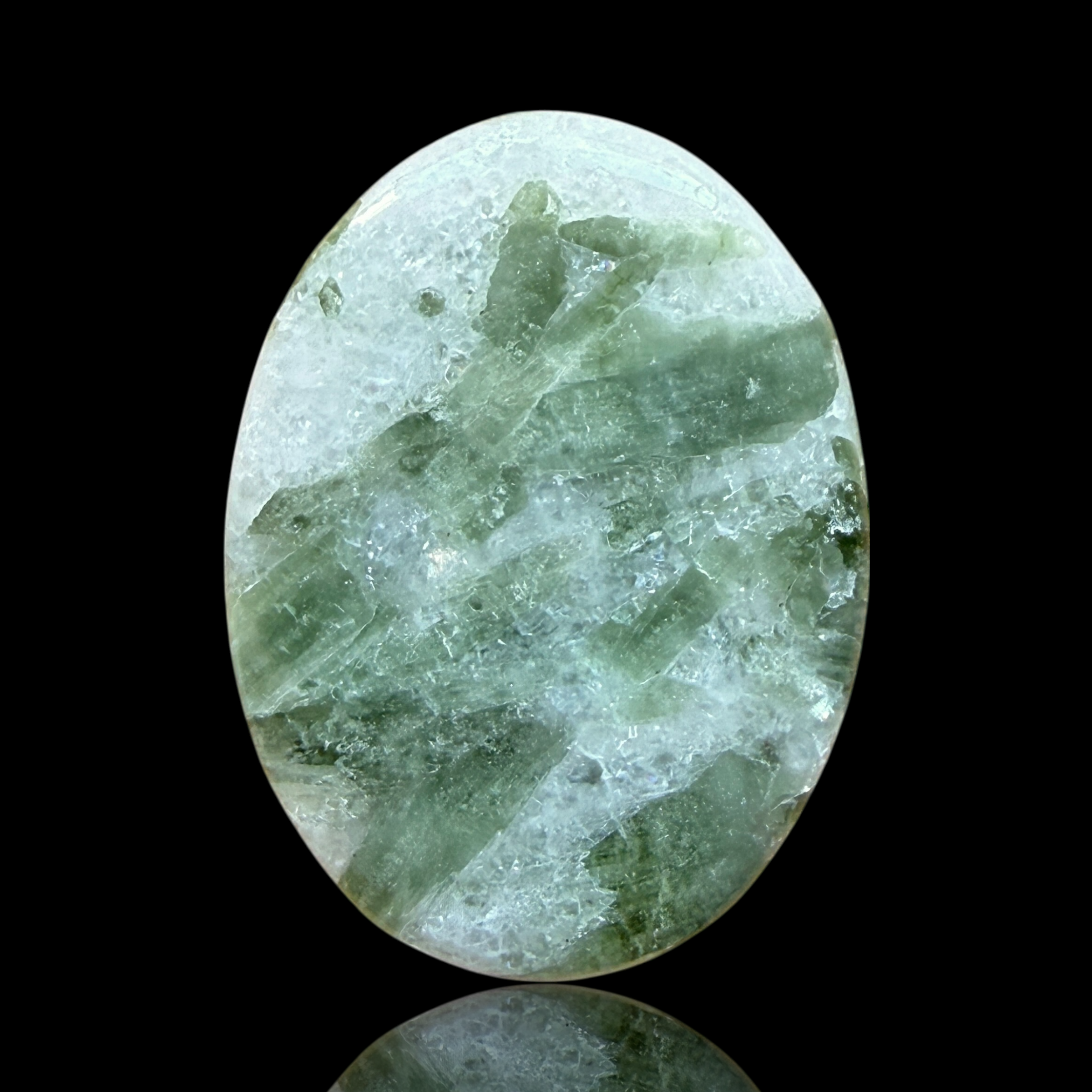 Cabochon Tourmaline Verte sur Quartz
