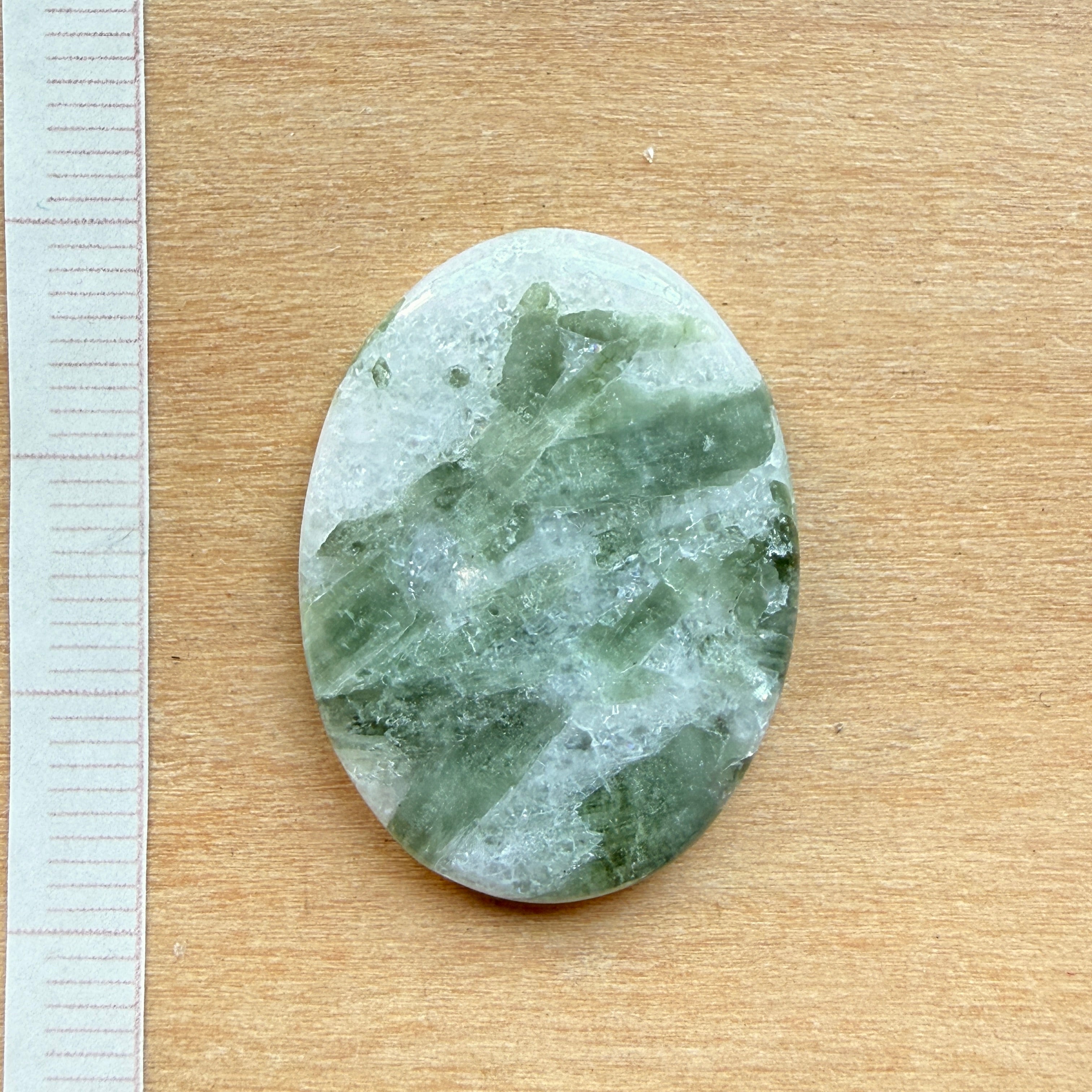 Cabochon Tourmaline Verte sur Quartz