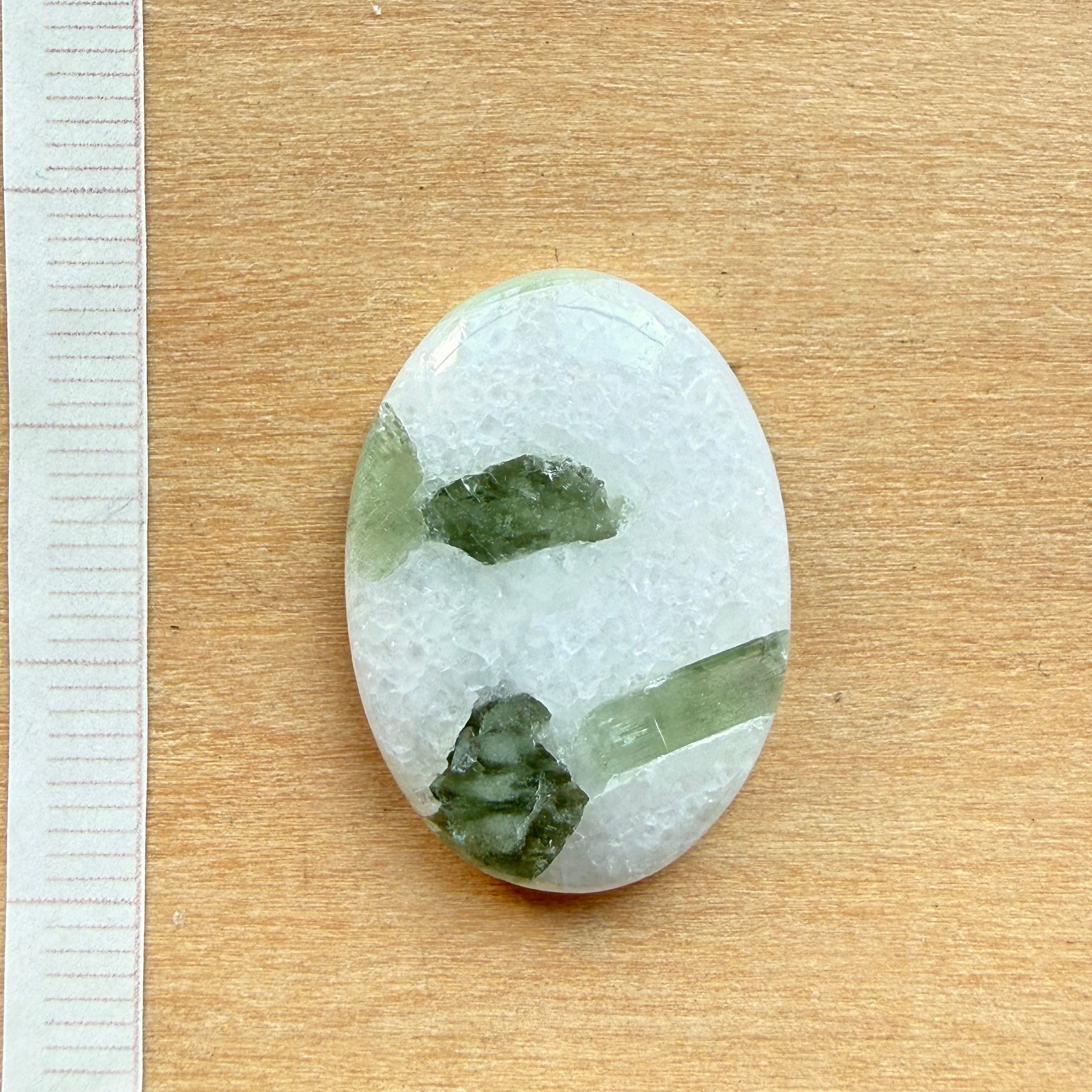 Cabochon Tourmaline Verte sur Quartz