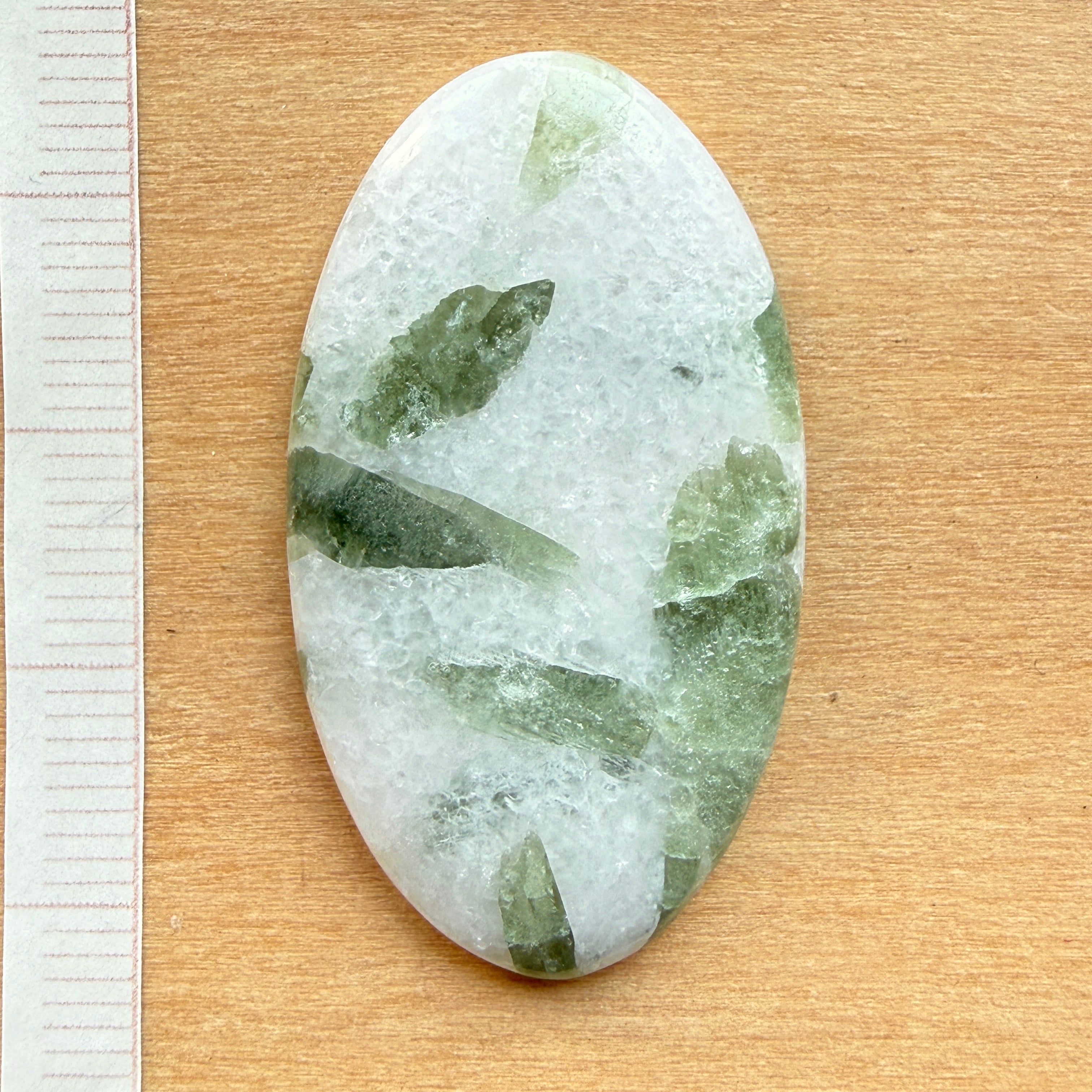 Cabochon Tourmaline Verte sur Quartz