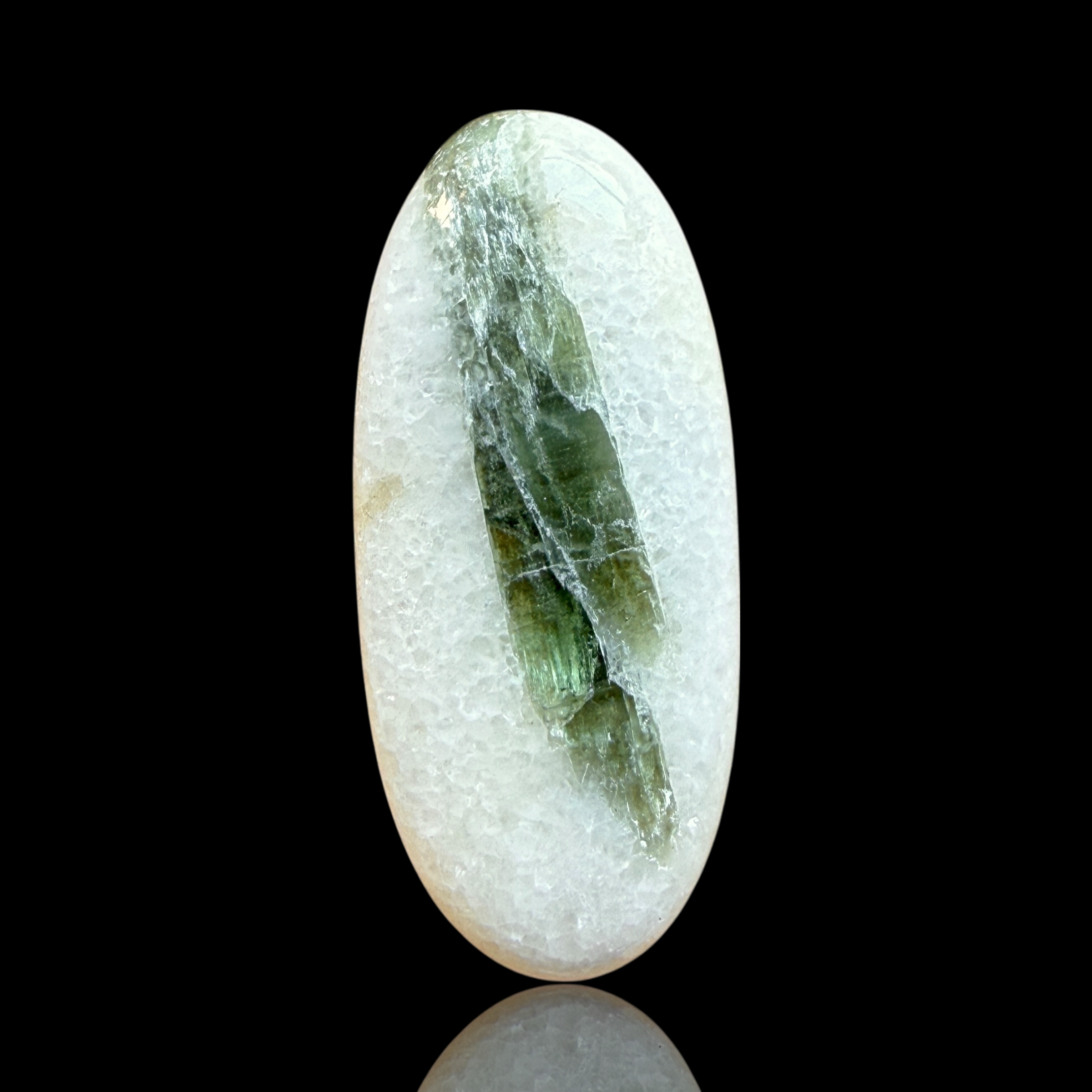 Cabochon Tourmaline Verte sur Quartz