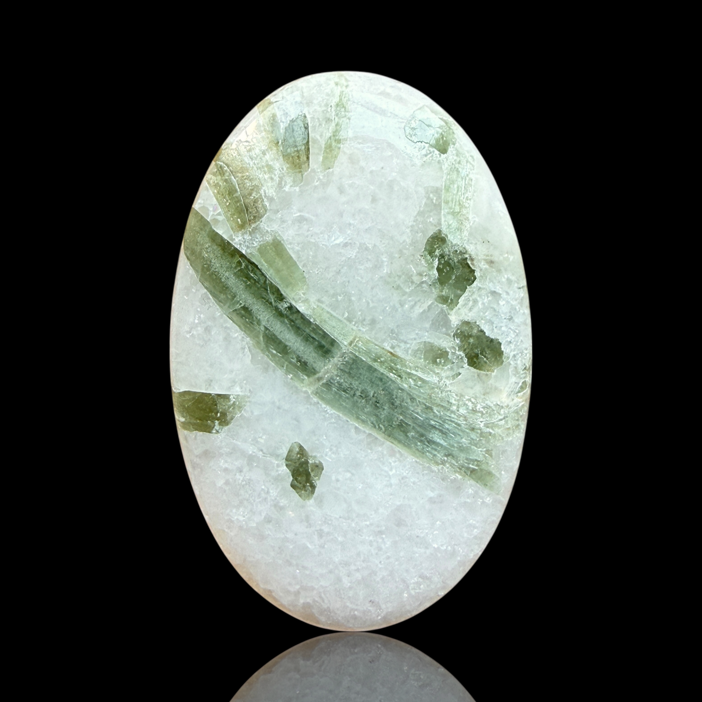 Cabochon Tourmaline Verte sur Quartz